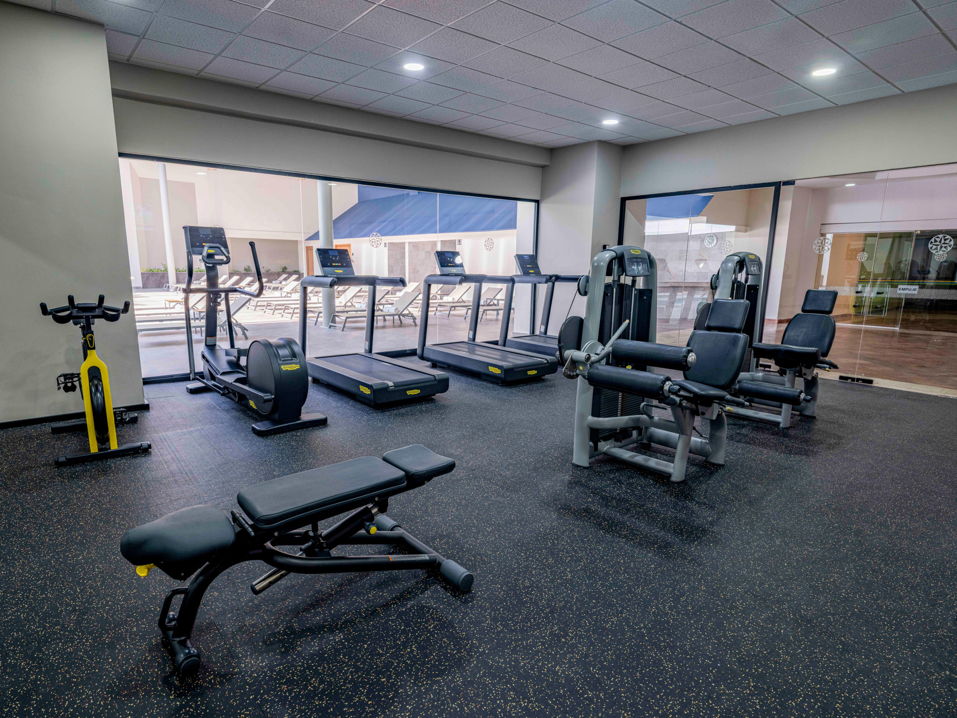 Gimnasio Galería Plaza Veracruz by Brisas