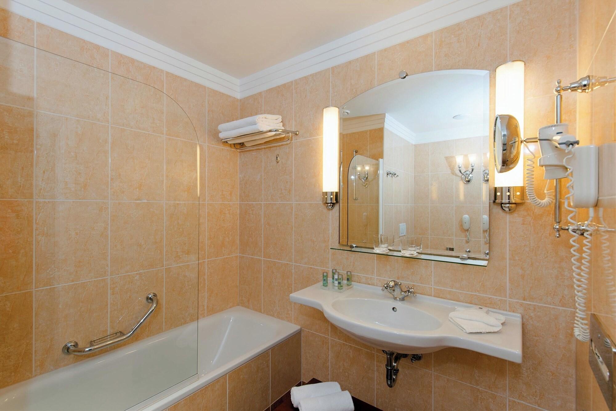 Equipamiento de Habitación Ensana Thermia Palace