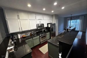 Alojamiento - Cozy 2-bedroom apartment with WiFi, AC, pool in charming Broad Ripple.