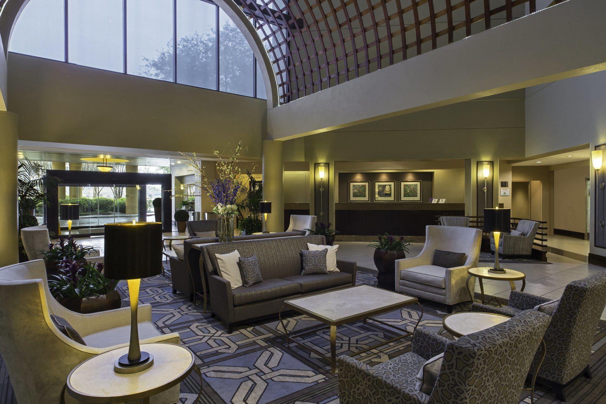 Vista do lobby Sheraton Houston Brookhollow Hotel