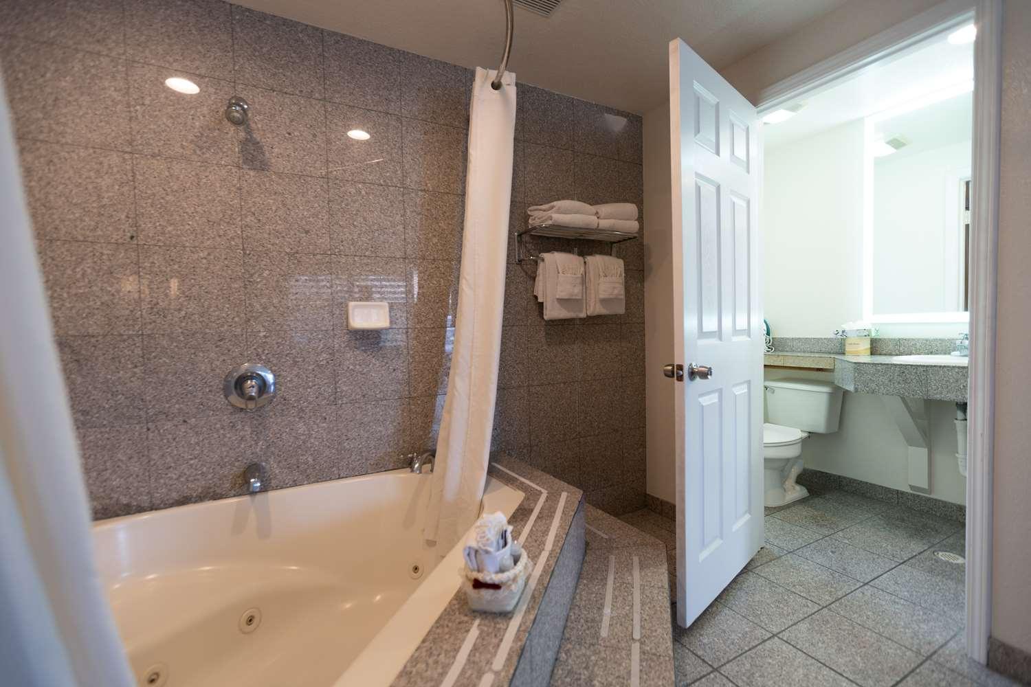 Spa Rodeway Inn near Downtown Monterey