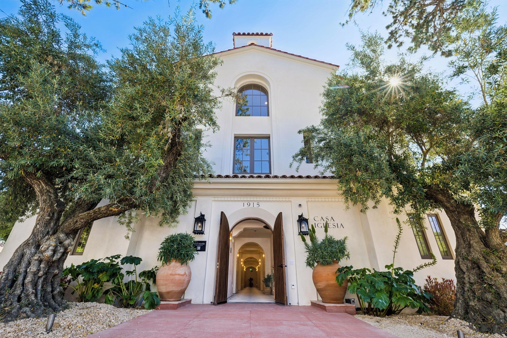 Varios Casa Iglesia, a ZenStay Hotel
