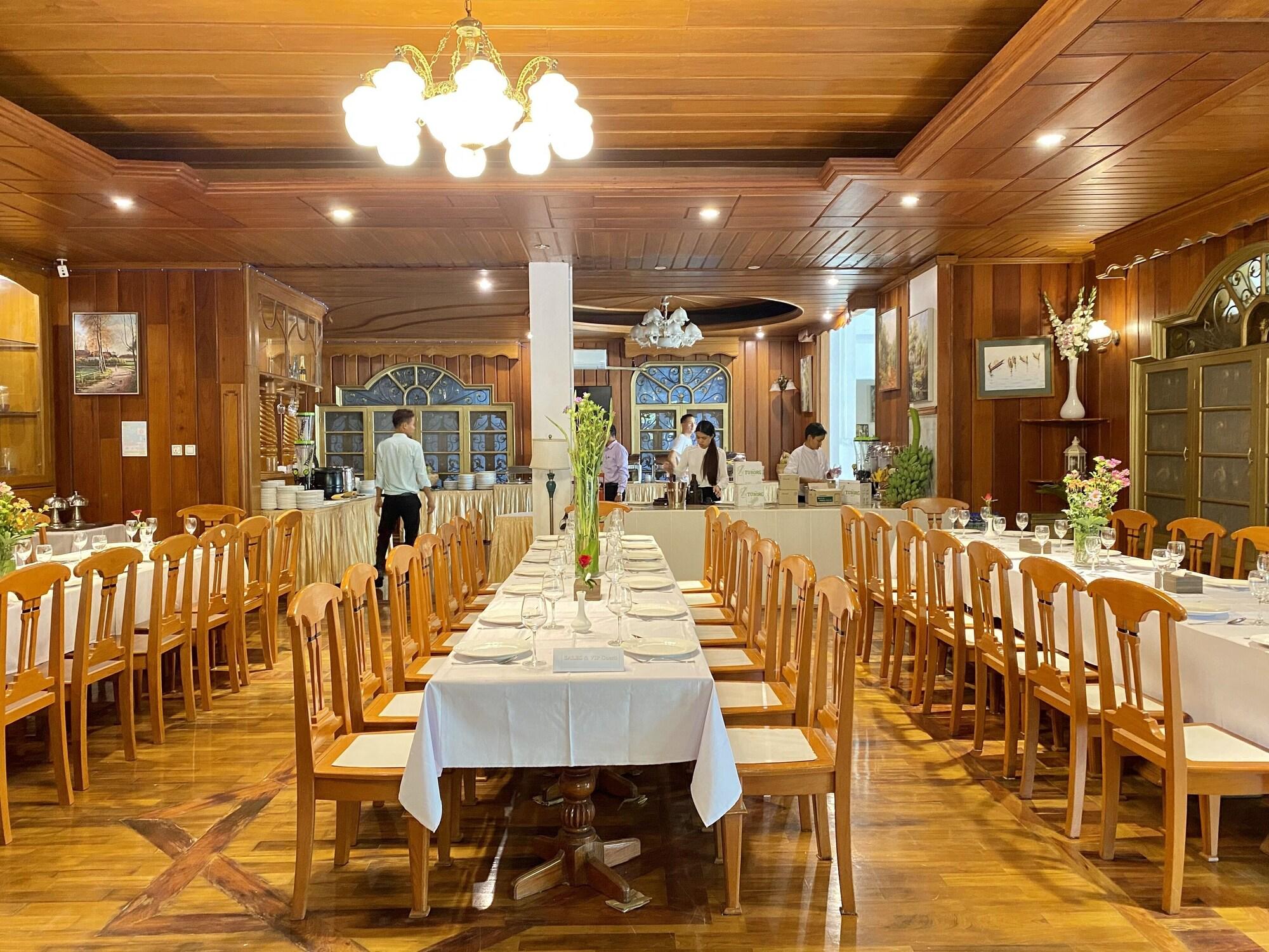 Restaurant E-Outfitting Golden Country Hotel