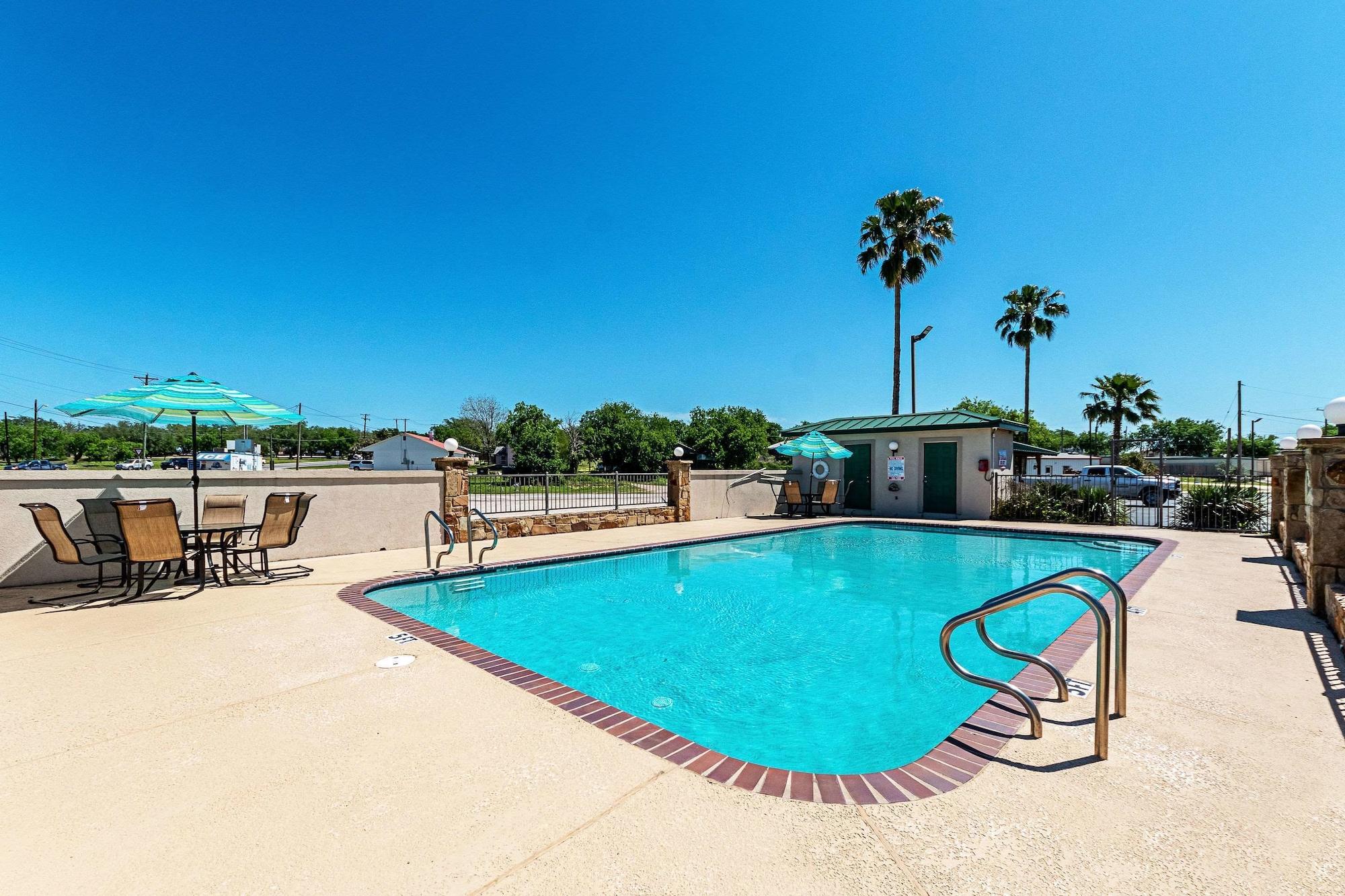 Vista Piscina Quality Inn