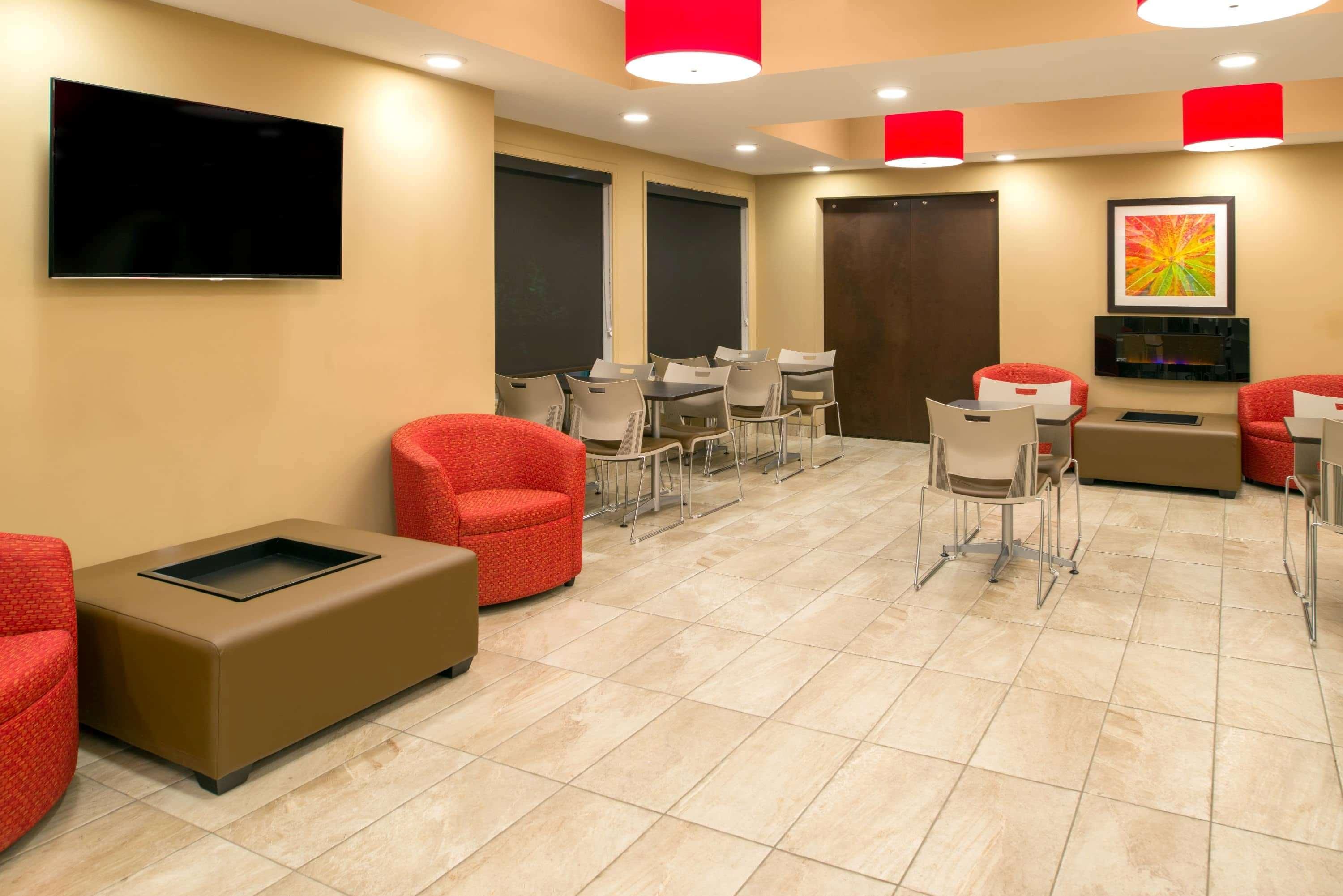 Vista Lobby Microtel Inn & Suites by Wyndham Red Deer