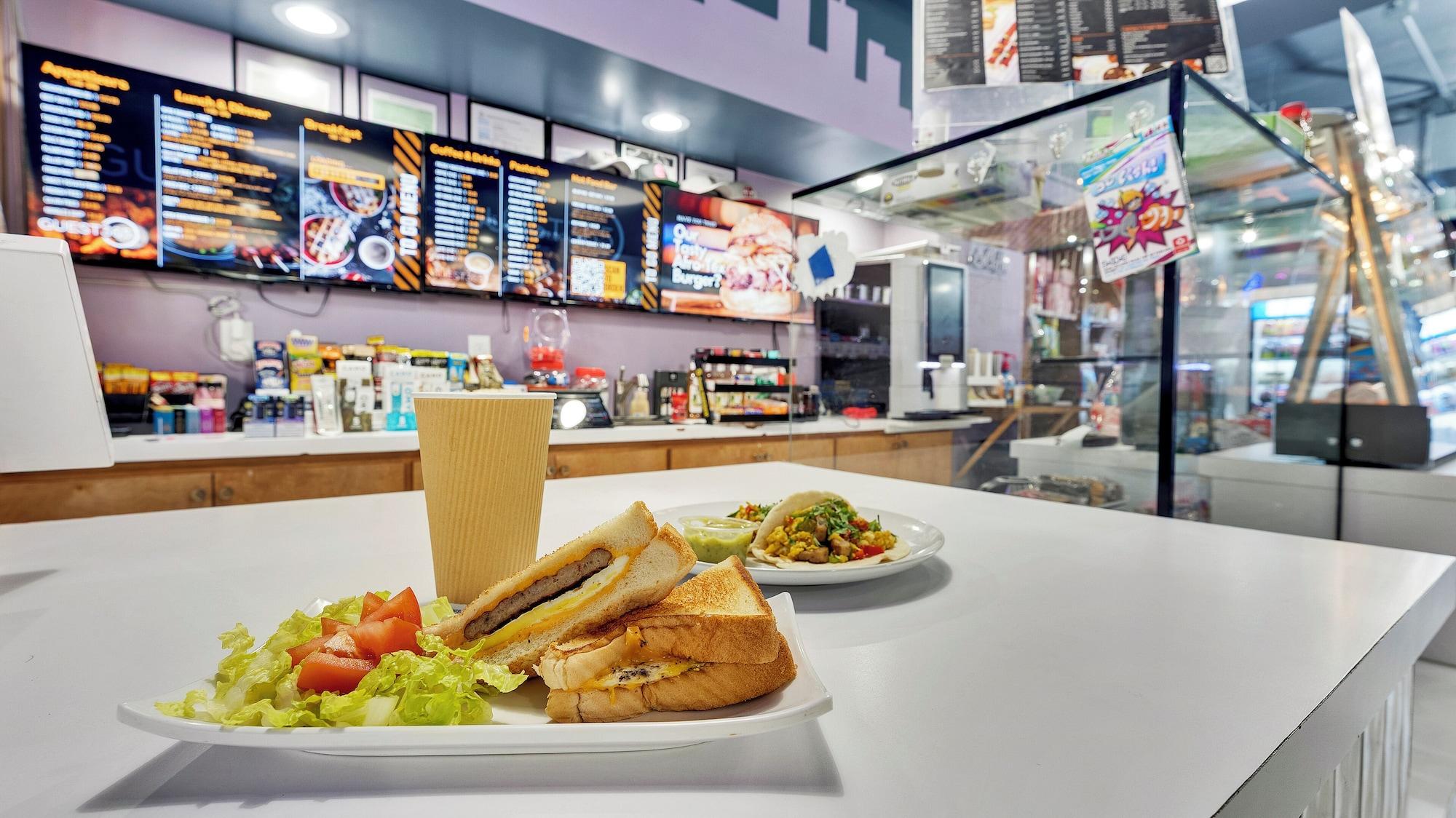 Restaurant Luxury Downtown Dallas Stay by Amyfinehouse