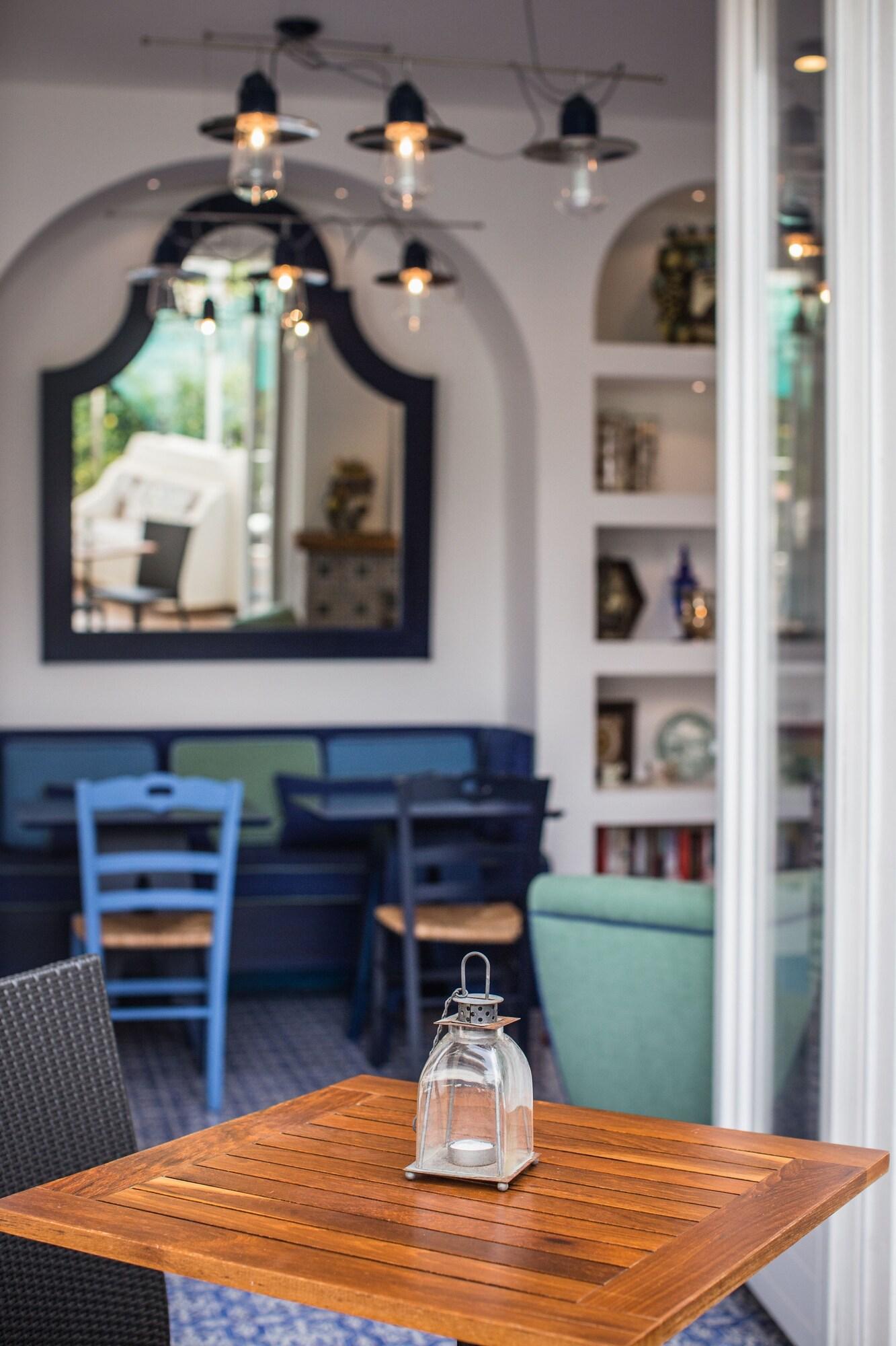 Bar/Salón Mignon Meublè
