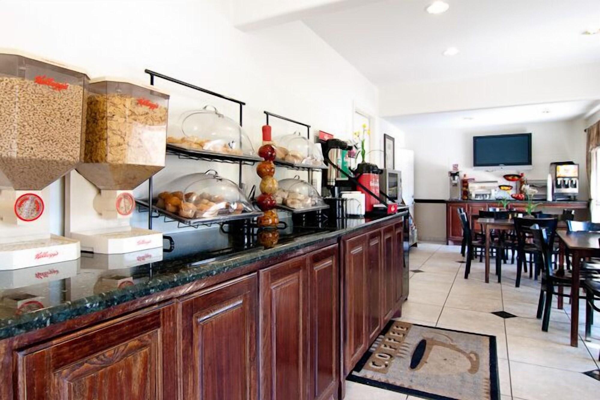 Restaurant Days Inn by Wyndham Market Center Dallas Love Field