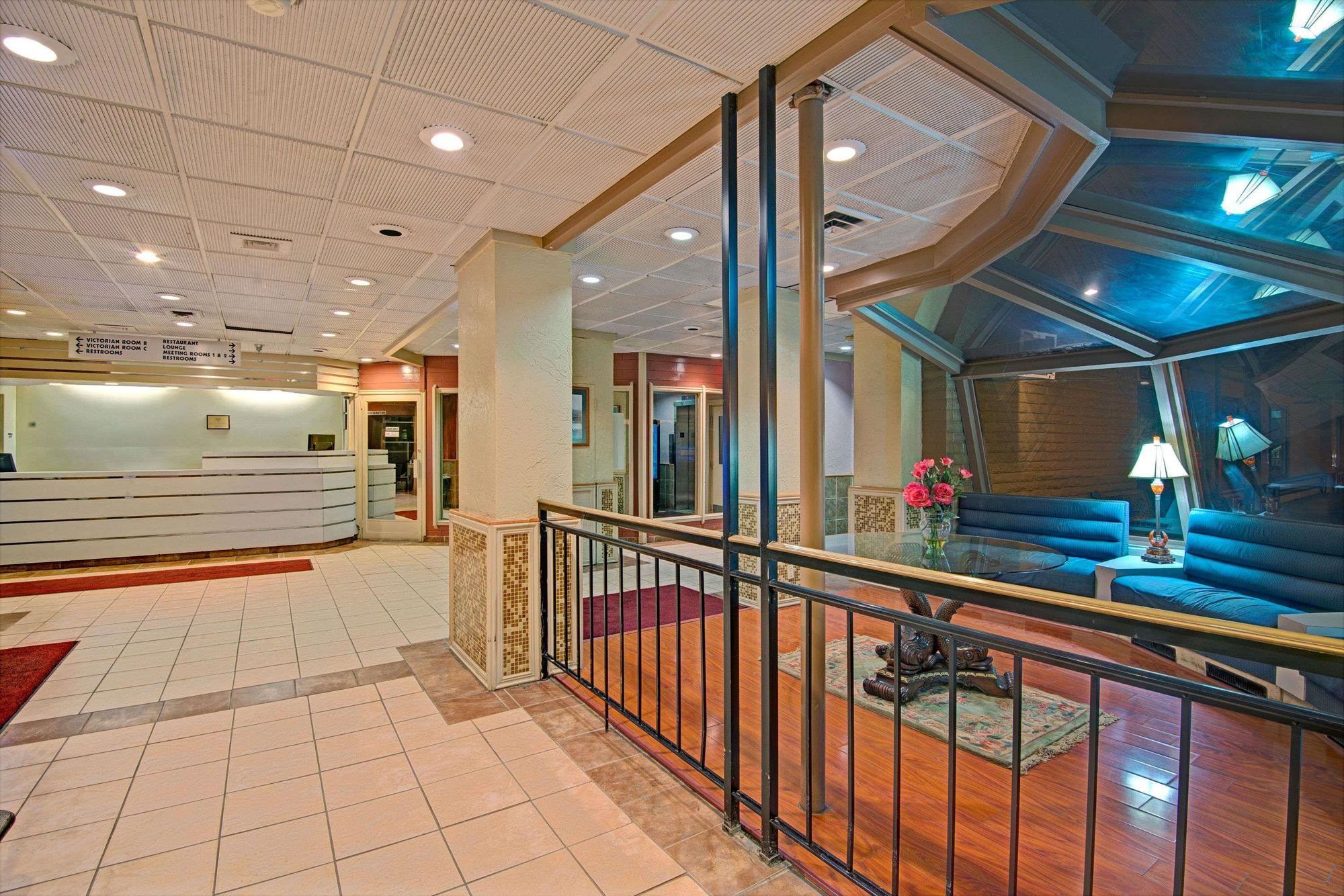 Vista Lobby Knights Inn Wheeling