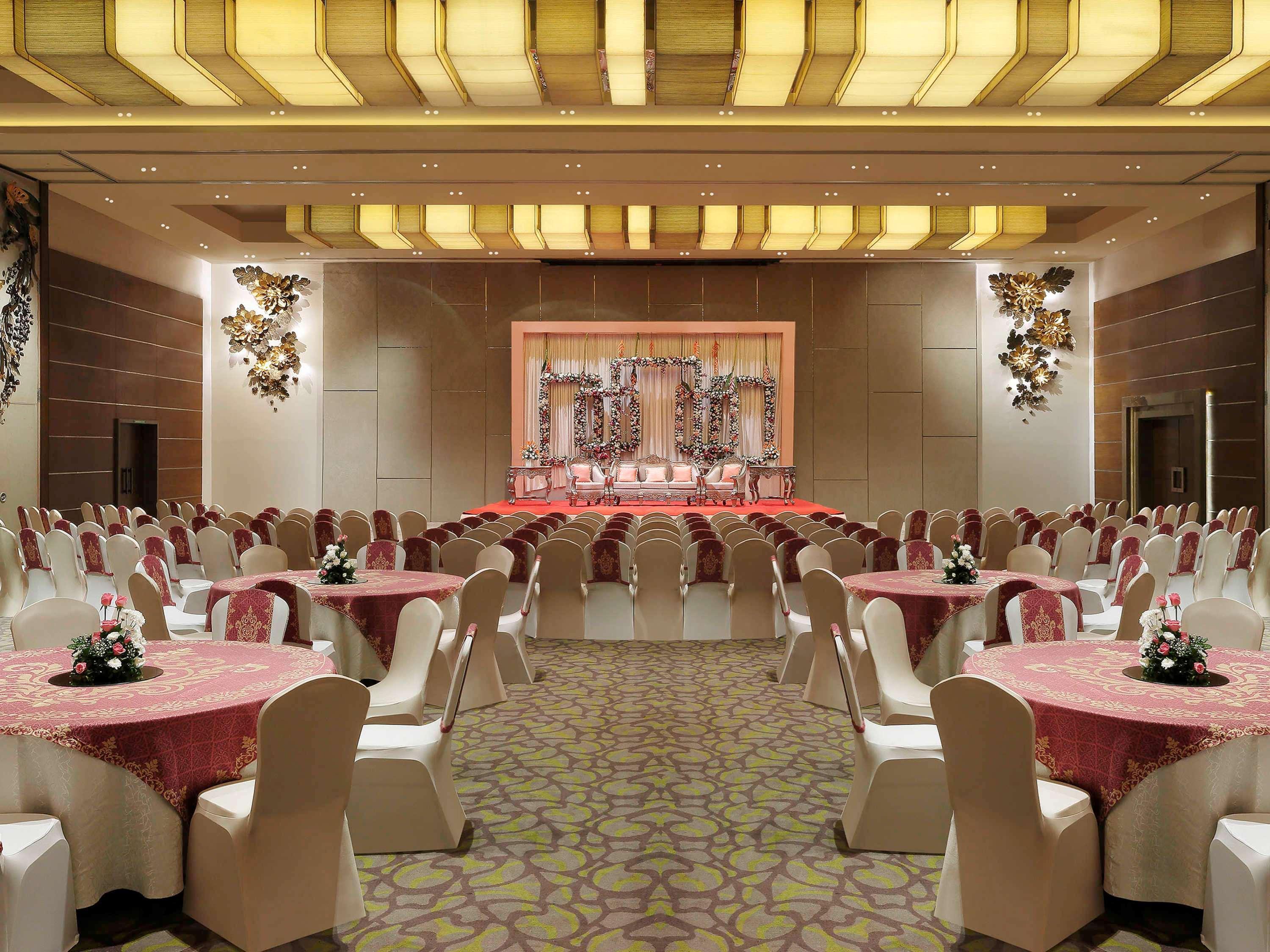Restaurant Grand Mercure Vadodara Surya Palace Hotel