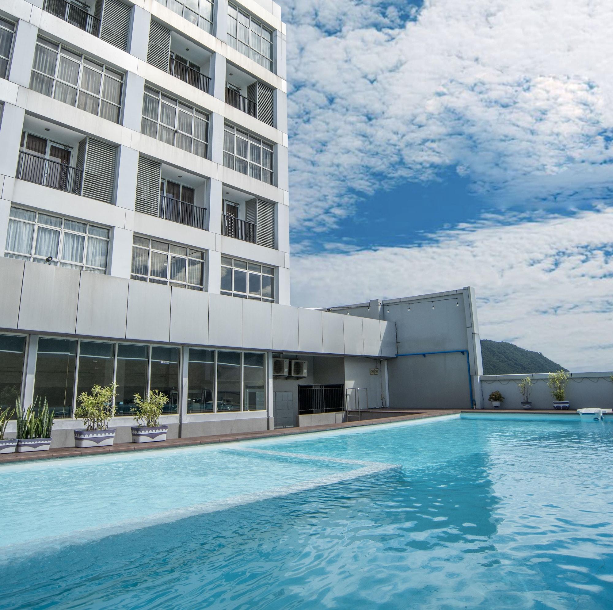 Vista Piscina FOX Hotel Gorontalo