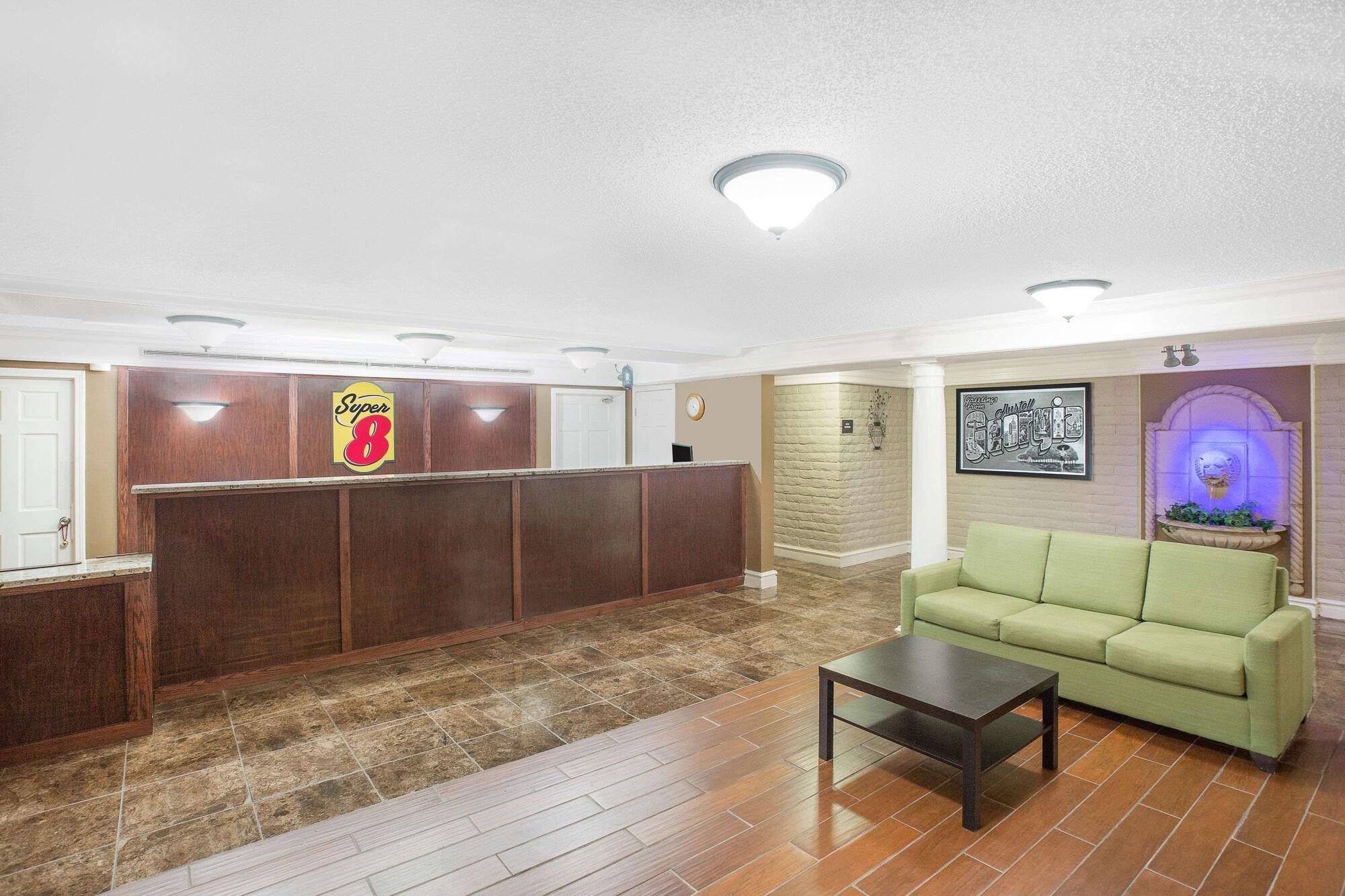 Vista Lobby Super 8 by Wyndham Austell/Six Flags
