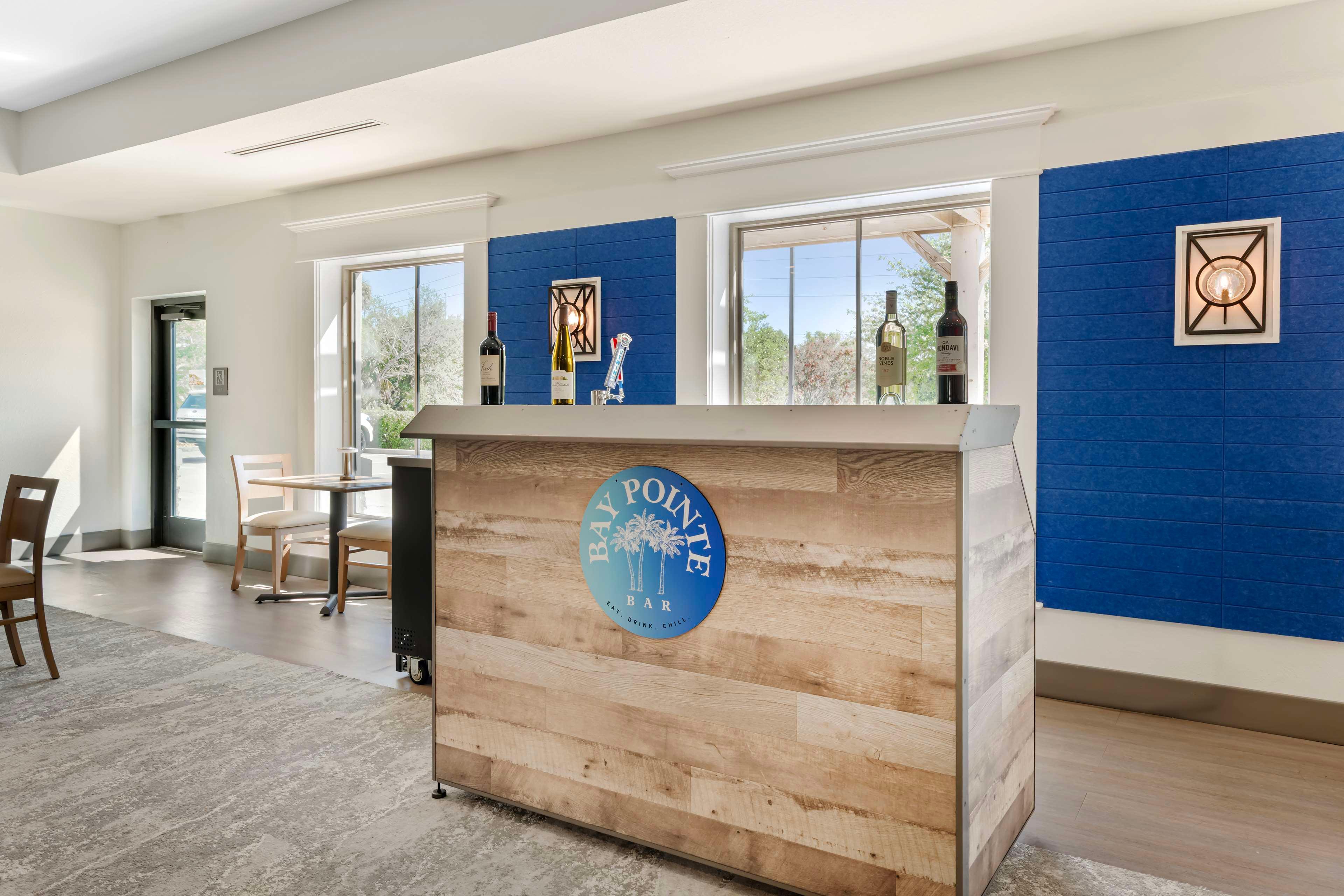 Bar/Salón Magnolia Pointe, BW Signature Collection