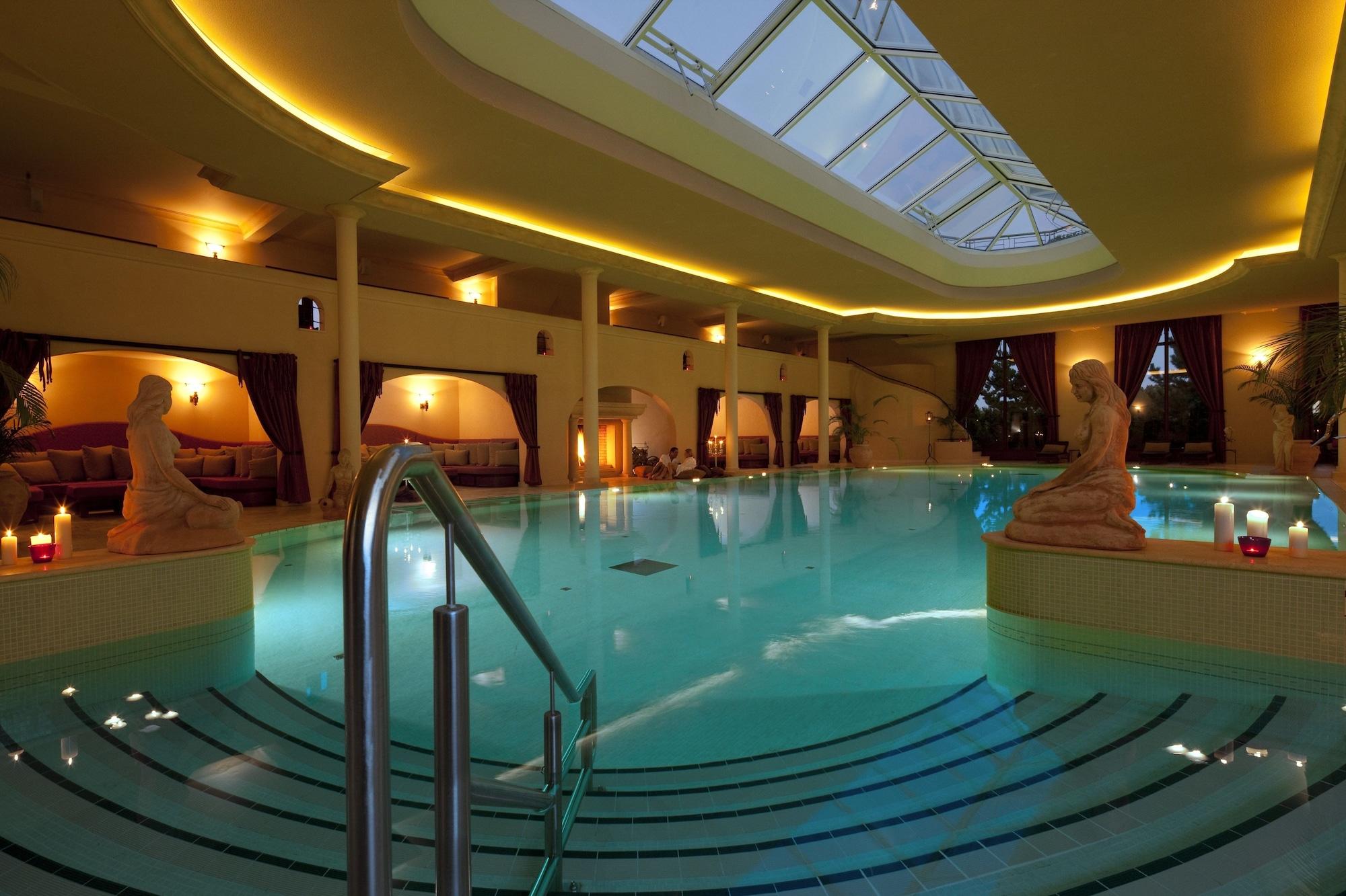 Vista Piscina Yachthafenresidenz Hohe Duene