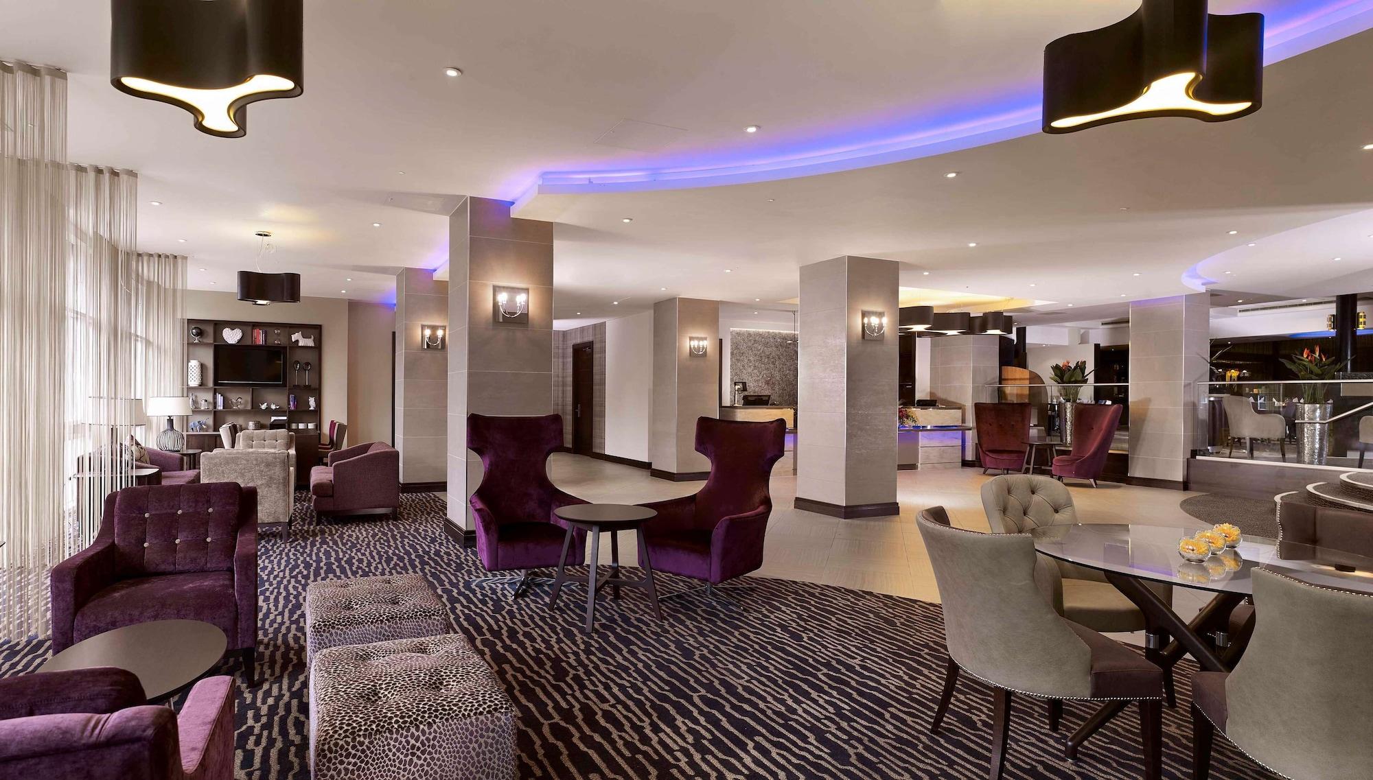 Vista Lobby Doubletree by Hilton Hotel Woking