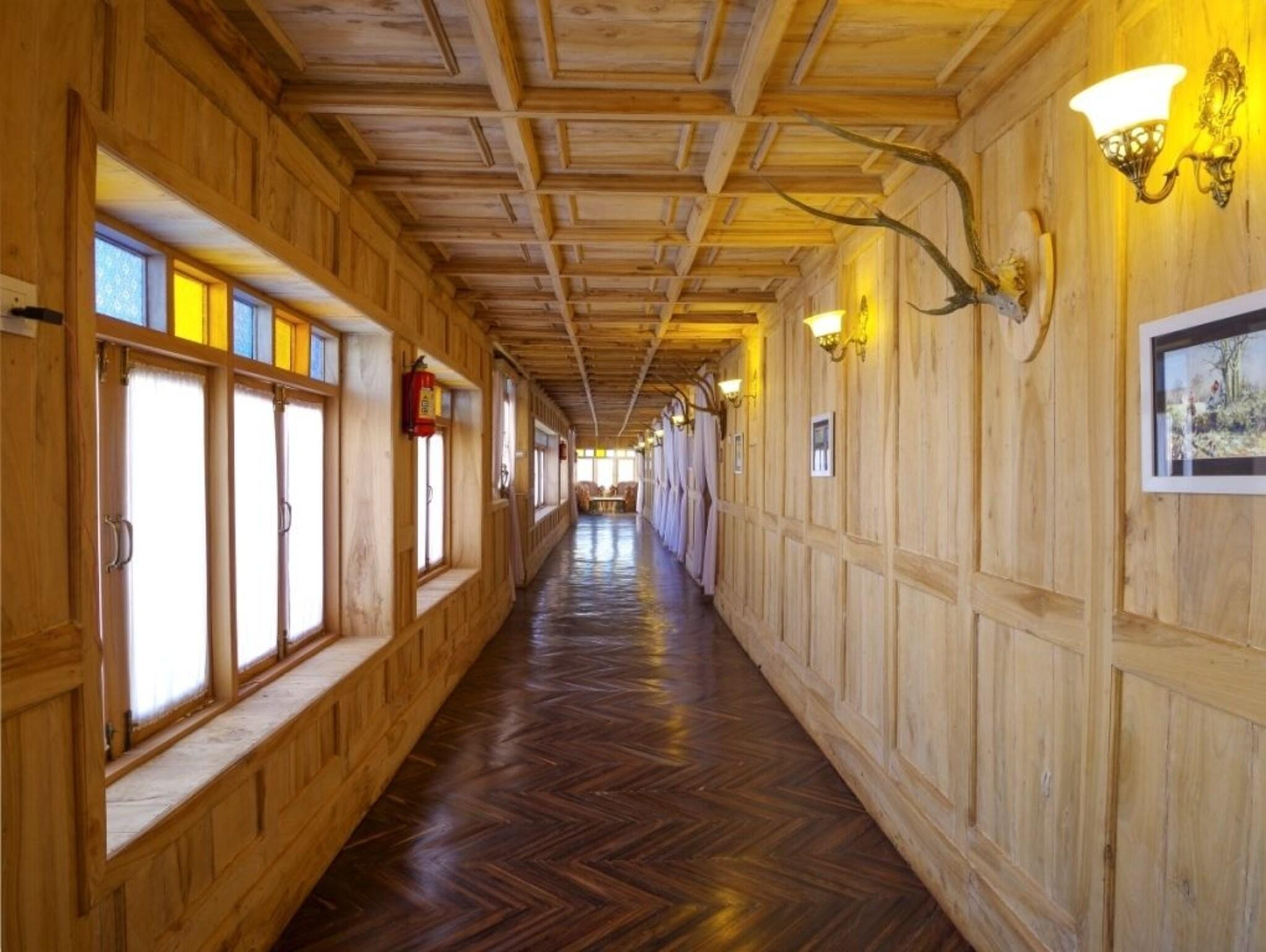 Vista Lobby Vinnca West Downs Heritage Resort, Ooty