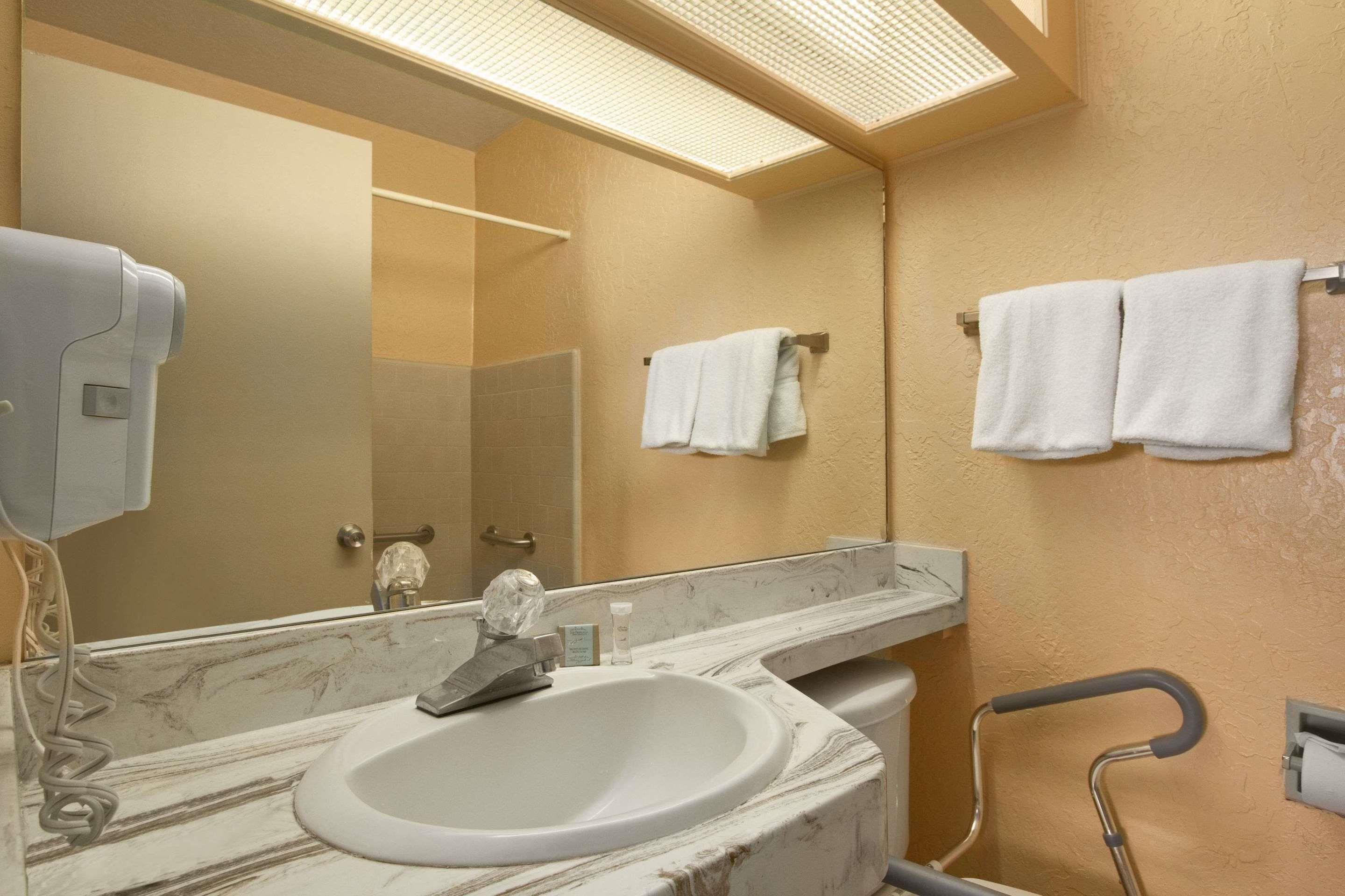 Baño Howard Johnson by Wyndham Flagstaff Univ West