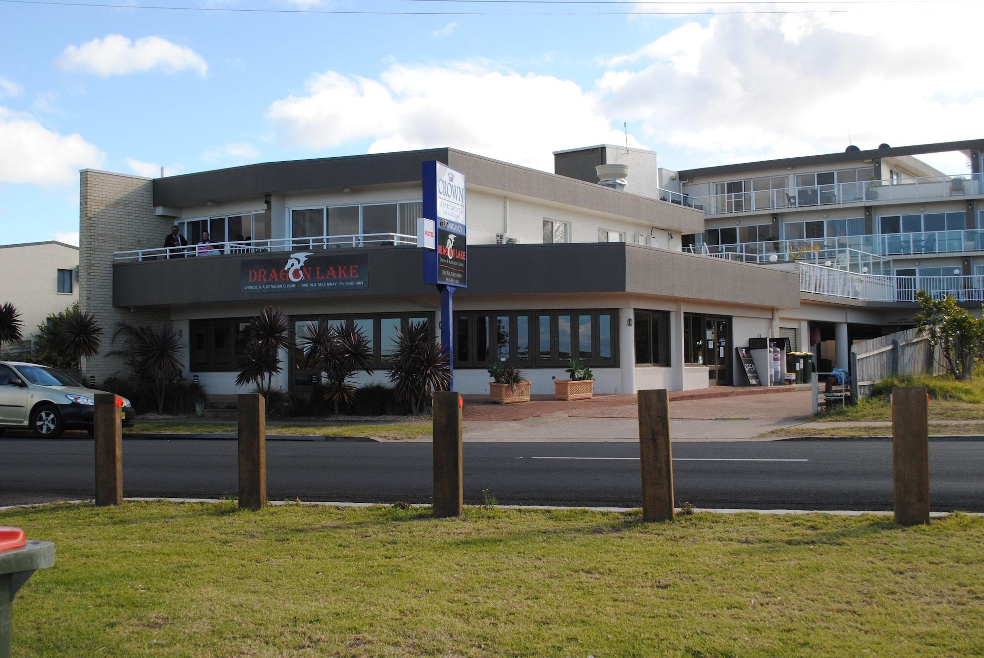 Vista Exterior Crown Apartments