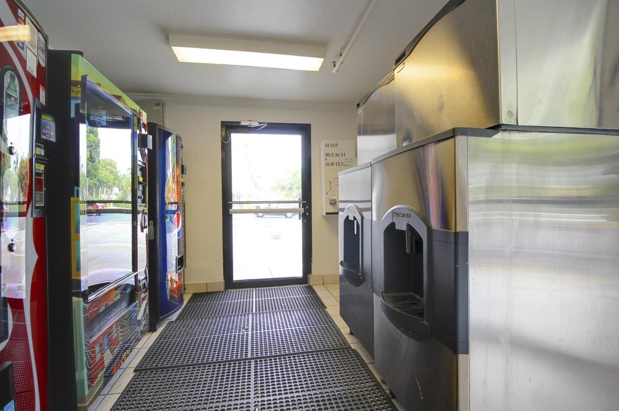 Vista Lobby Motel 6 Lantana, FL