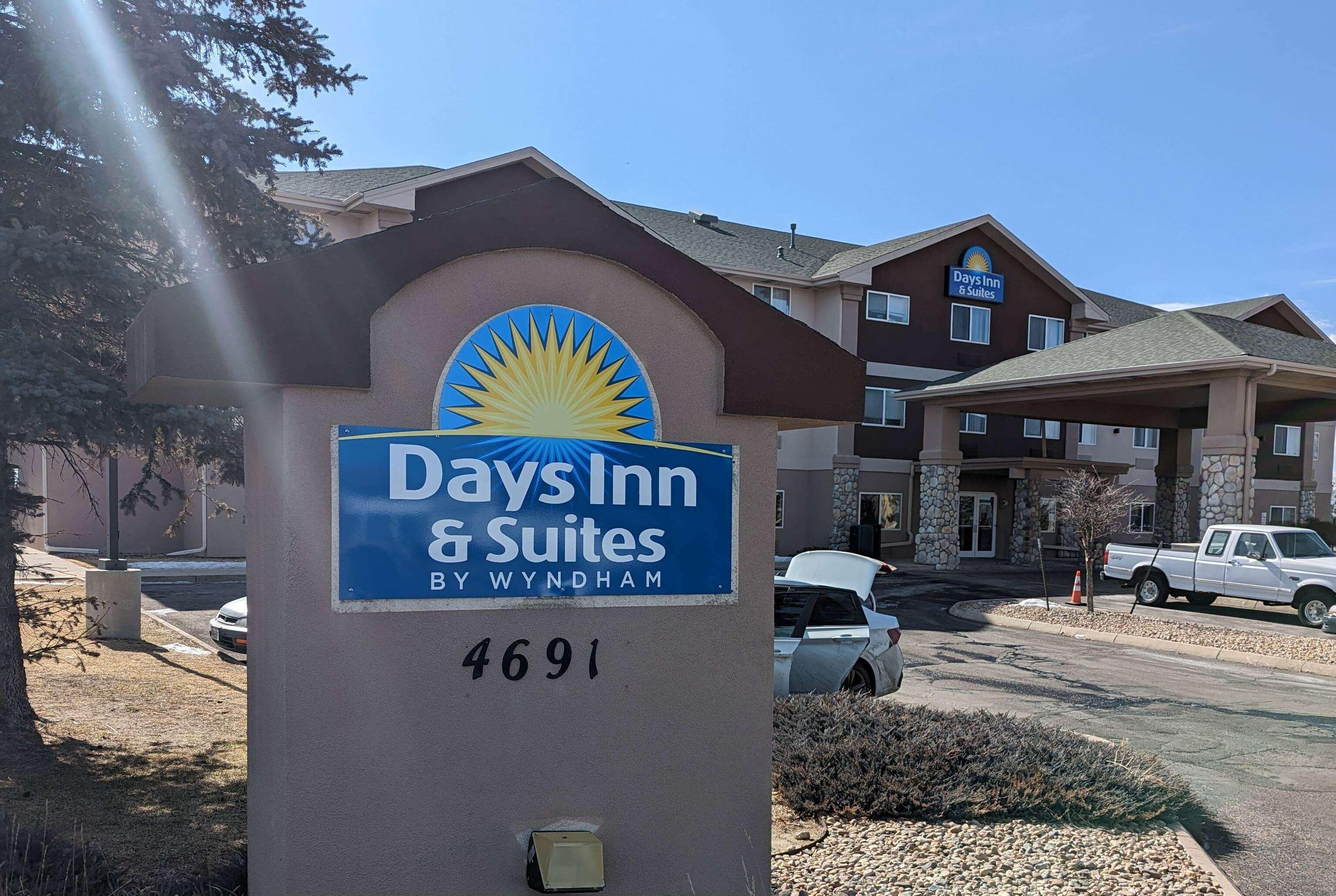 Vista Exterior Days Inn & Suites by Wyndham Castle Rock
