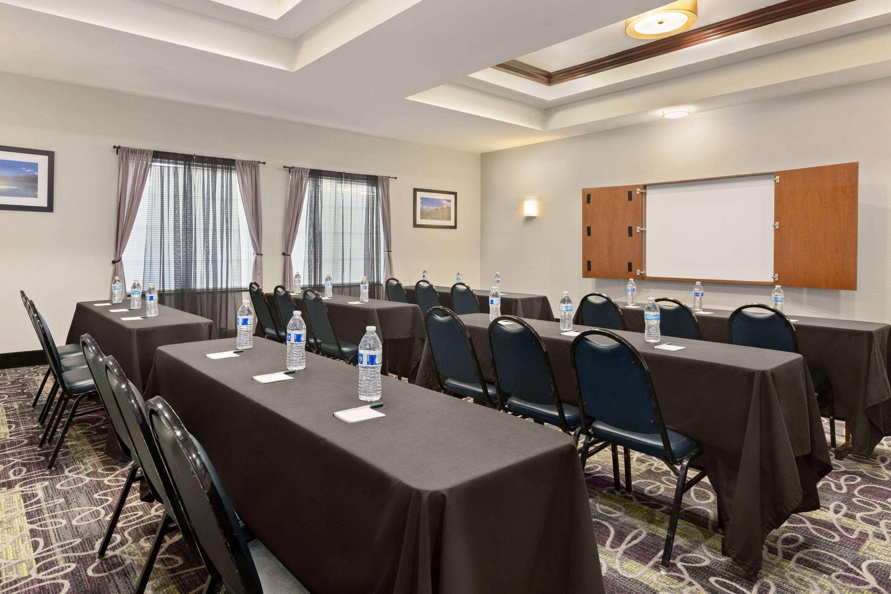 Centro de Negocios La Quinta Inn & Suites Fresno NW