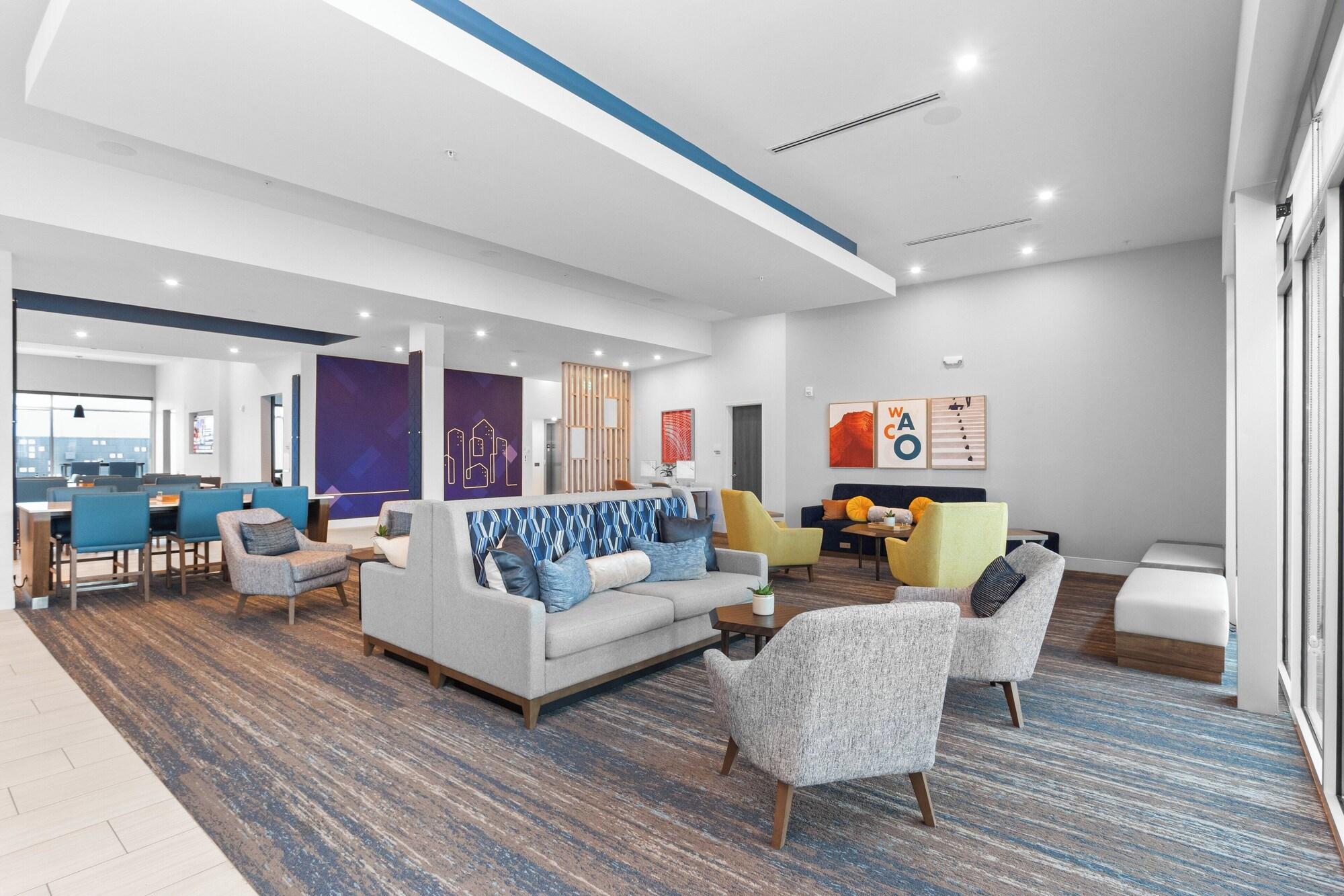 Vista Exterior Holiday Inn Express & Suites Waco Downtown by IHG
