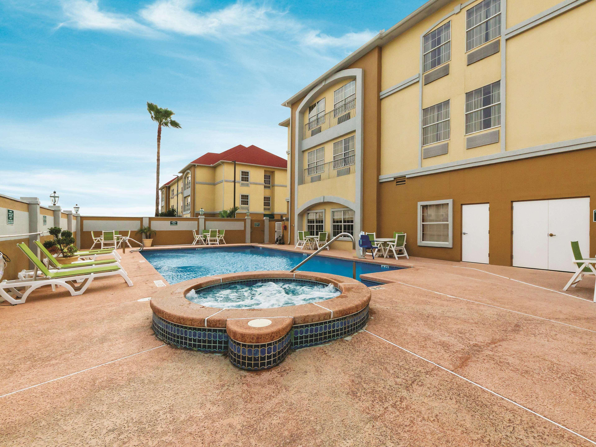 Vista Piscina La Quinta Inn & Suites By Wyndham Pharr Rgv Medica