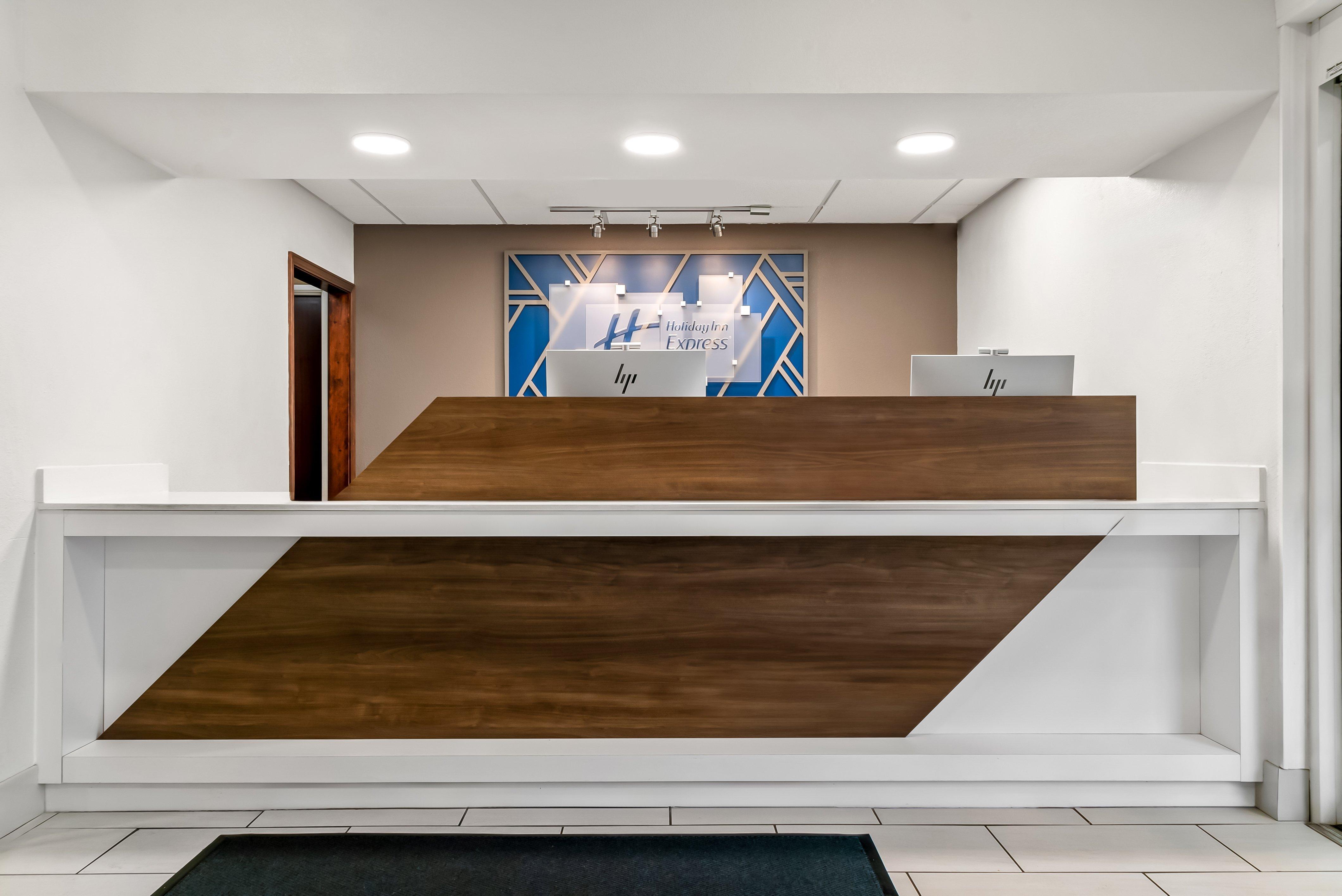 Vista Lobby Holiday Inn Express Lapeer by IHG
