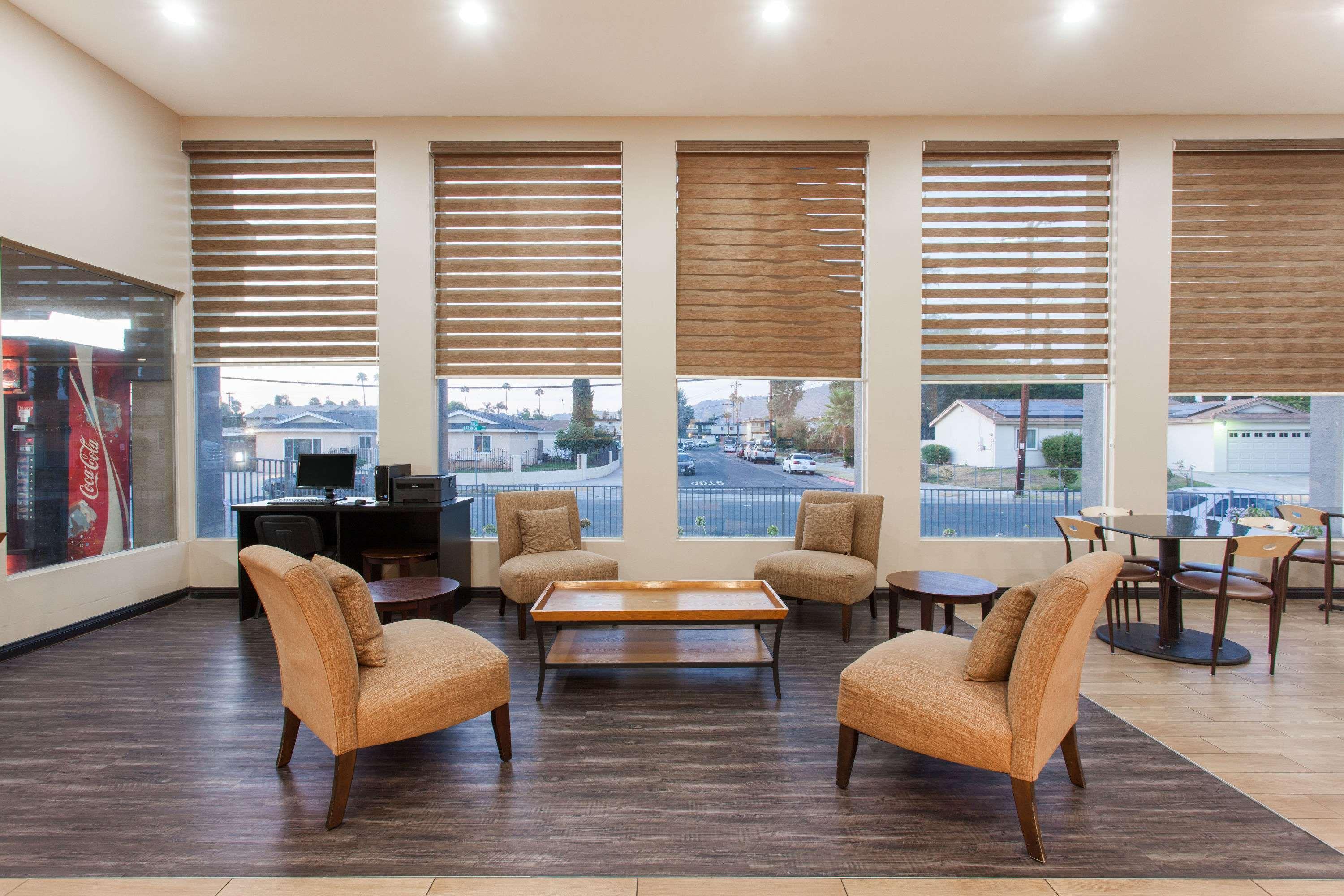 Vista Lobby Days Inn by Wyndham San Diego-East/El Cajon