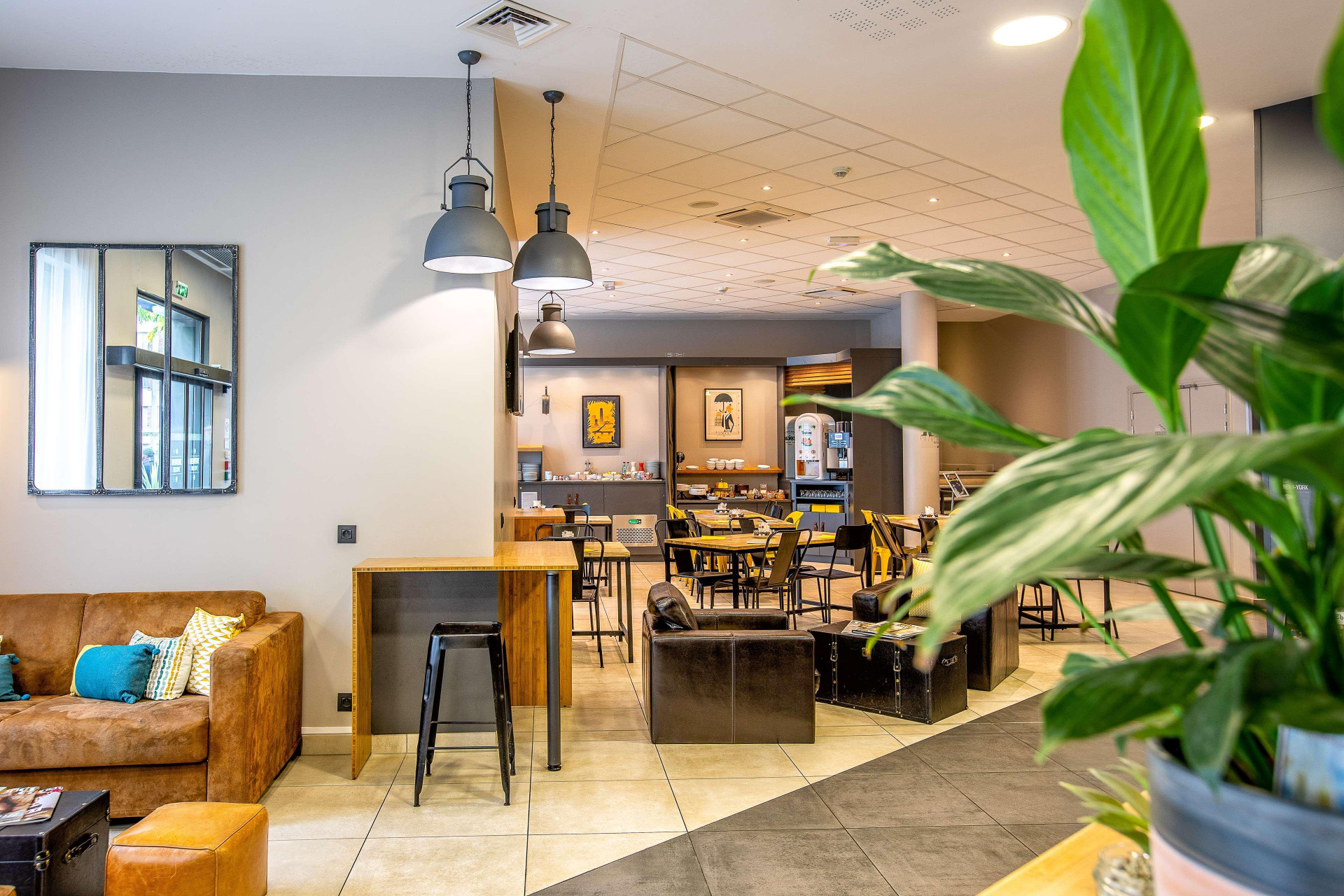 Vista Lobby Best Western Plus Suitcase Paris La Defense