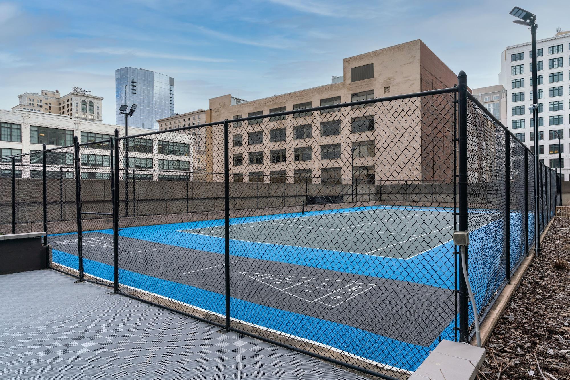 Instalaciones Recreativas The Luckman Apartments by Barsala