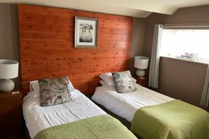 Alojamiento - OYO Cocketts Hotel