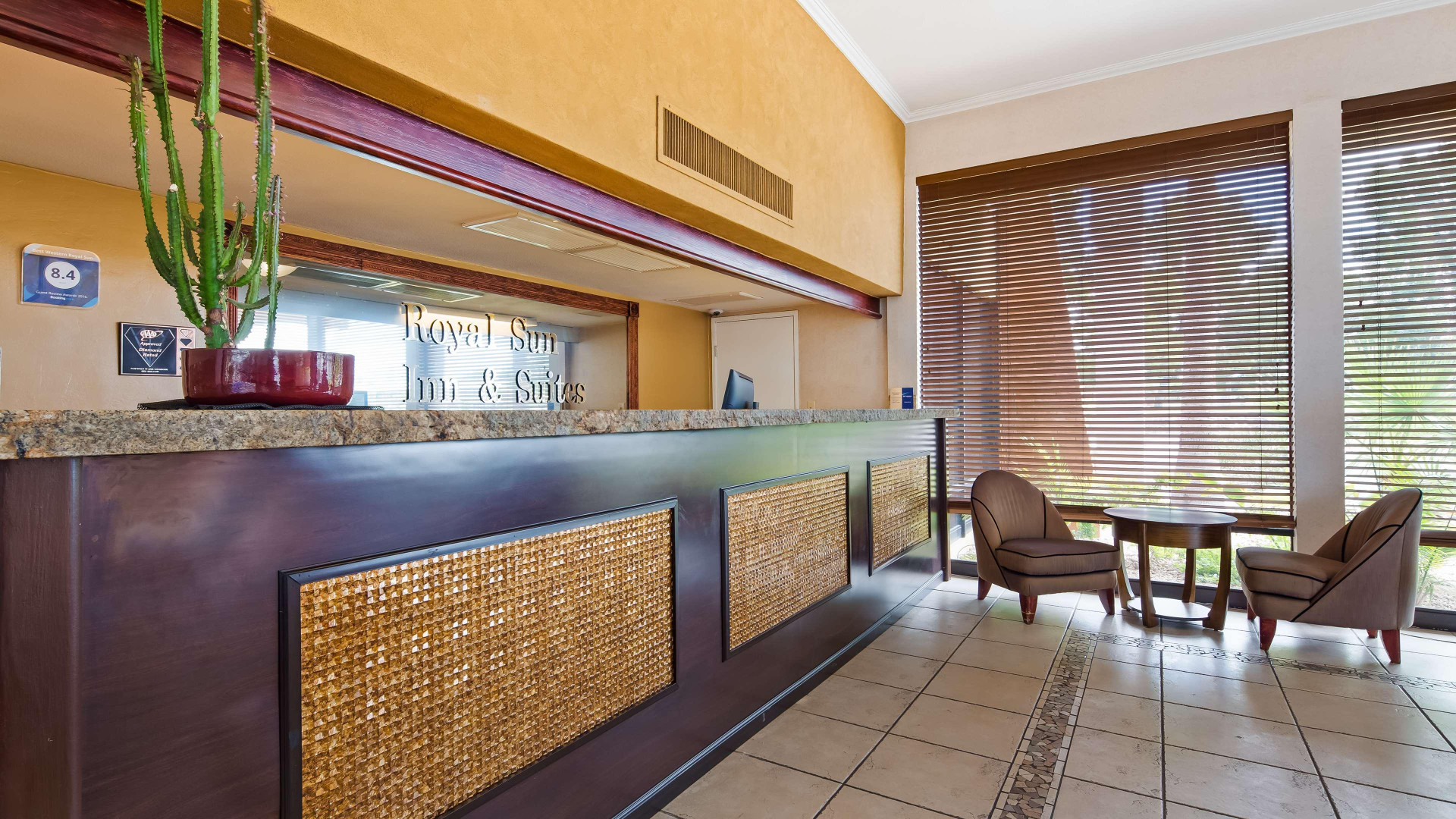 Vista Lobby Best Western Royal Sun Inn & Suites