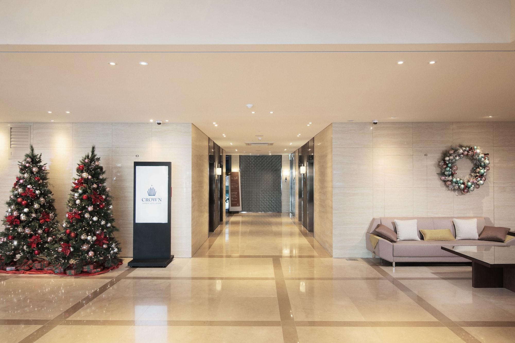 Vista Lobby Crown Harbor Hotel Busan