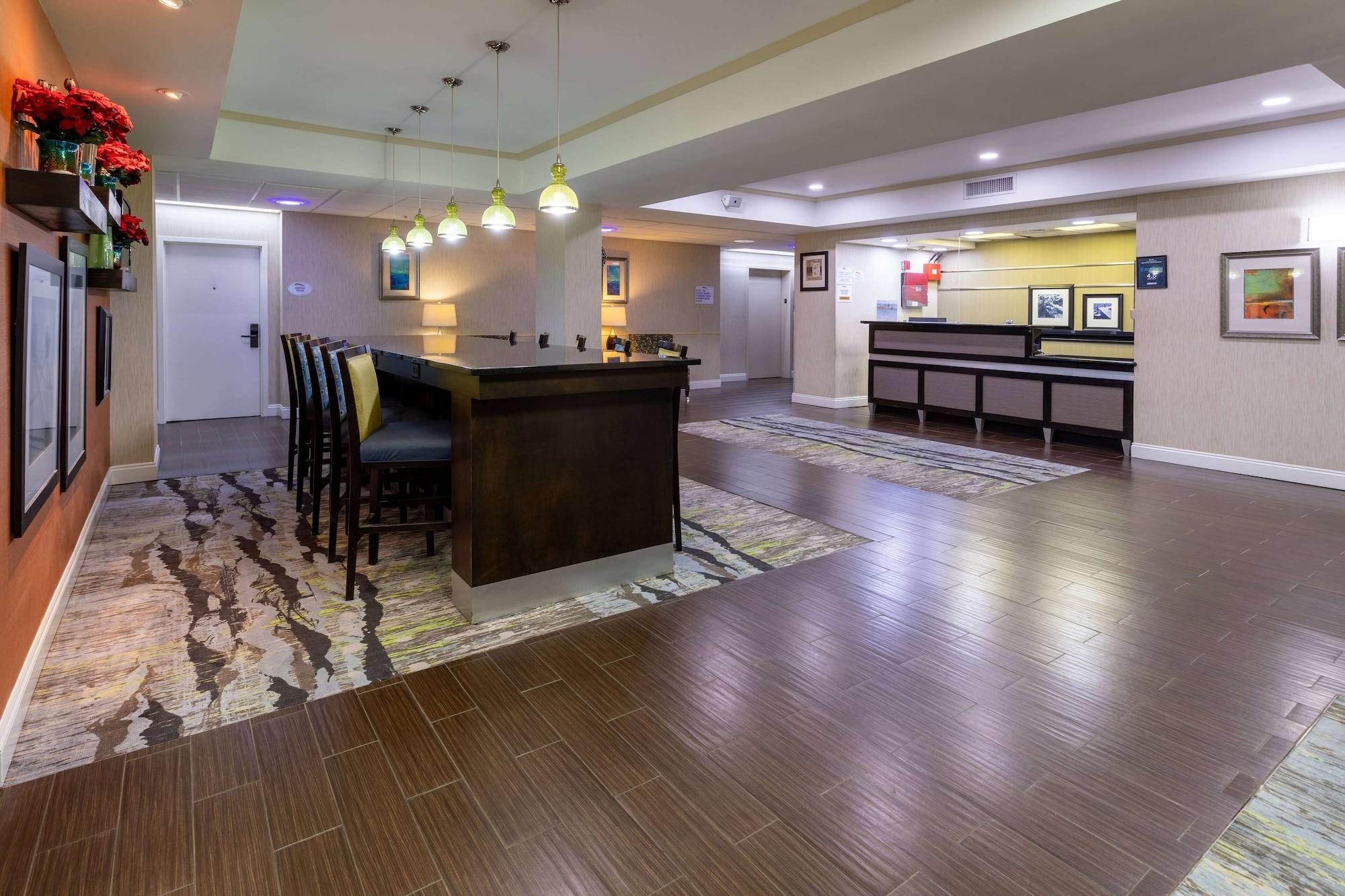 Vista Lobby Baymont by Wyndham Saraland