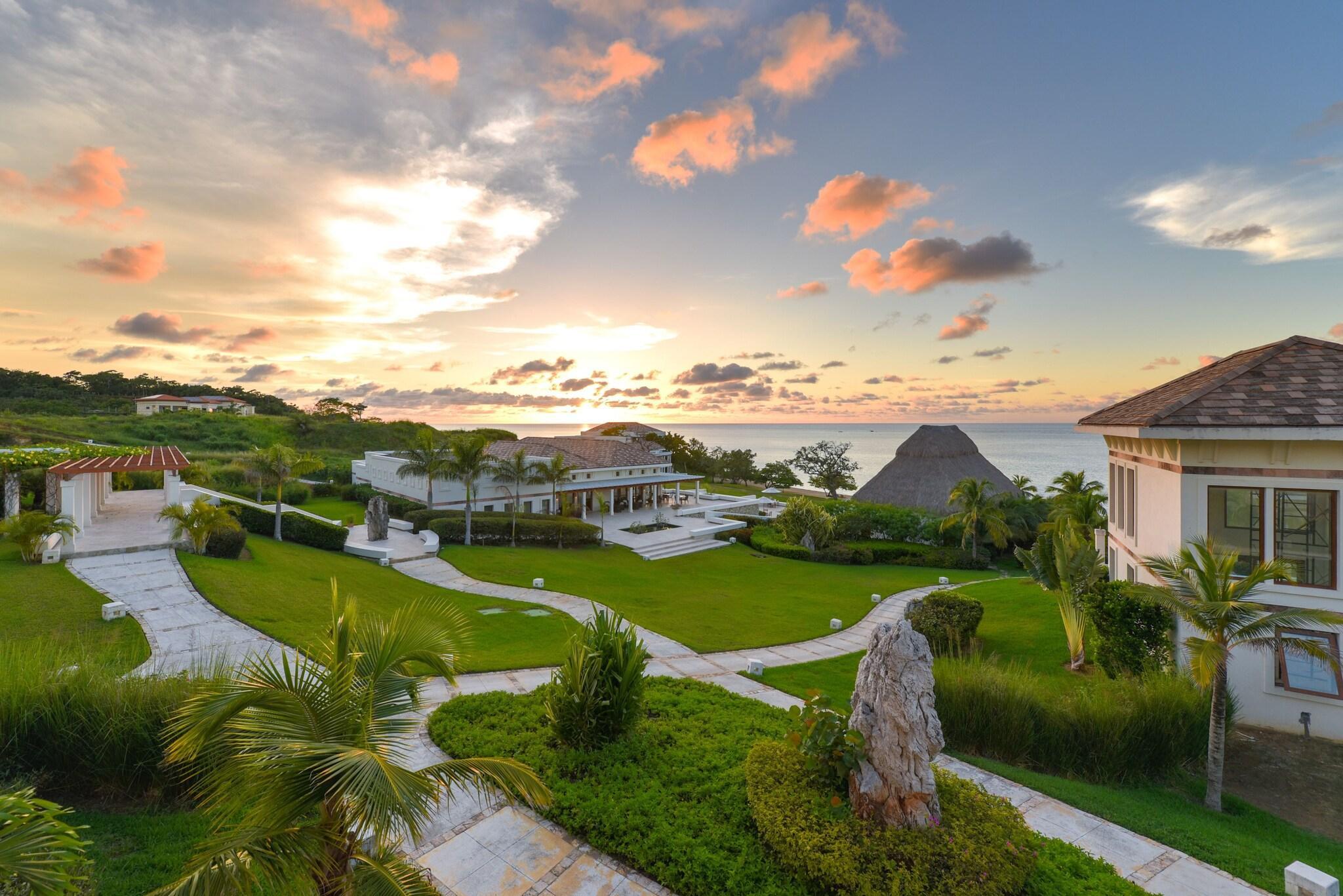 Playa Las Verandas Hotel & Villas