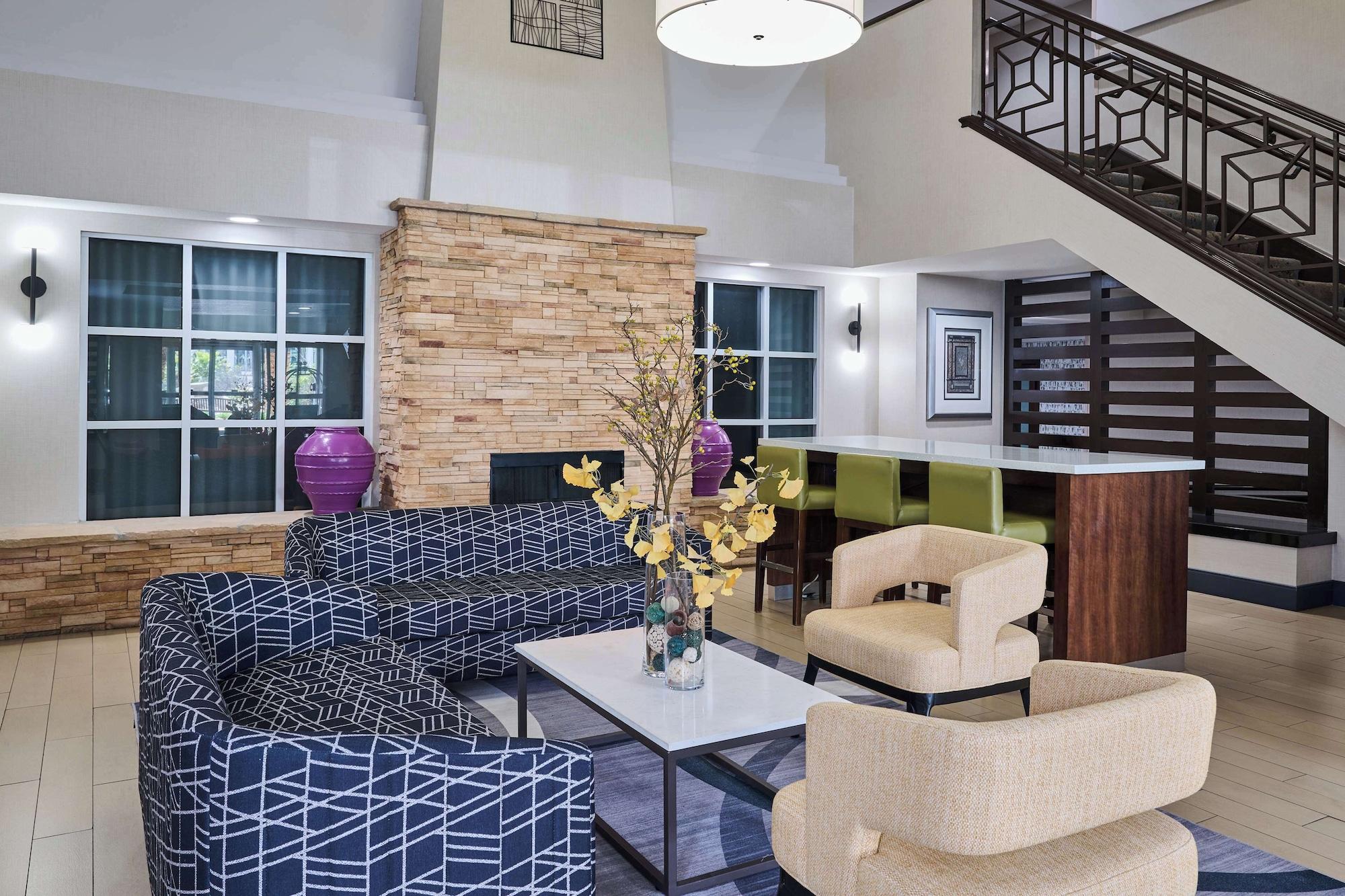 Vista Lobby DoubleTree by Hilton Chatsworth