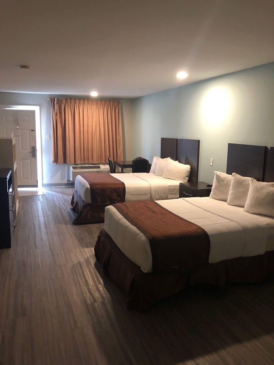 Varios Cypress Inn