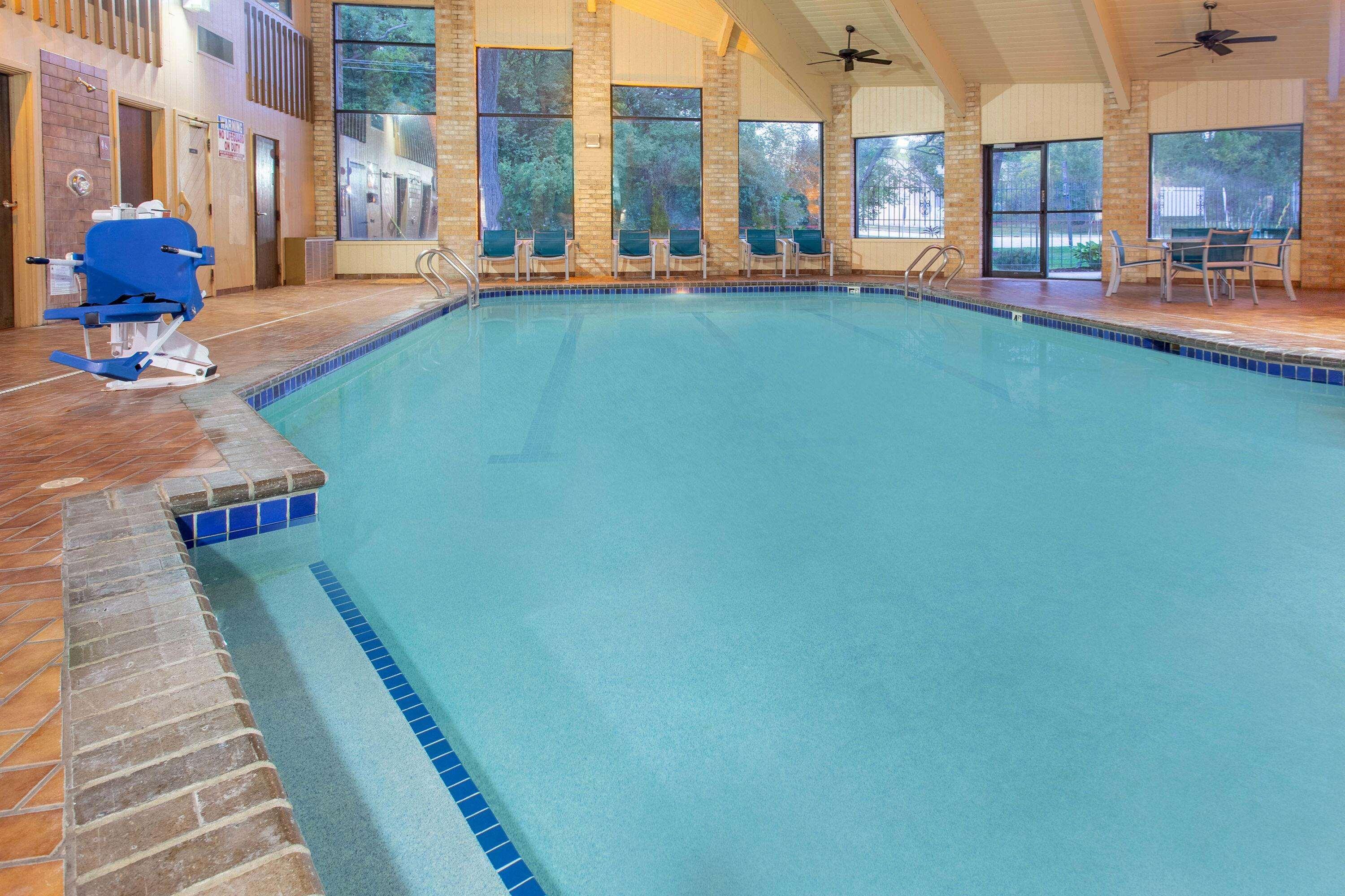 Vista Piscina AmericInn by Wyndham Delafield