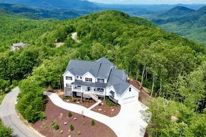 Alquiler Vacacional - Catawba Falls Mountain Manor New 2023 5 5 5 Private Mountain Estate in Gated Preserve w Views