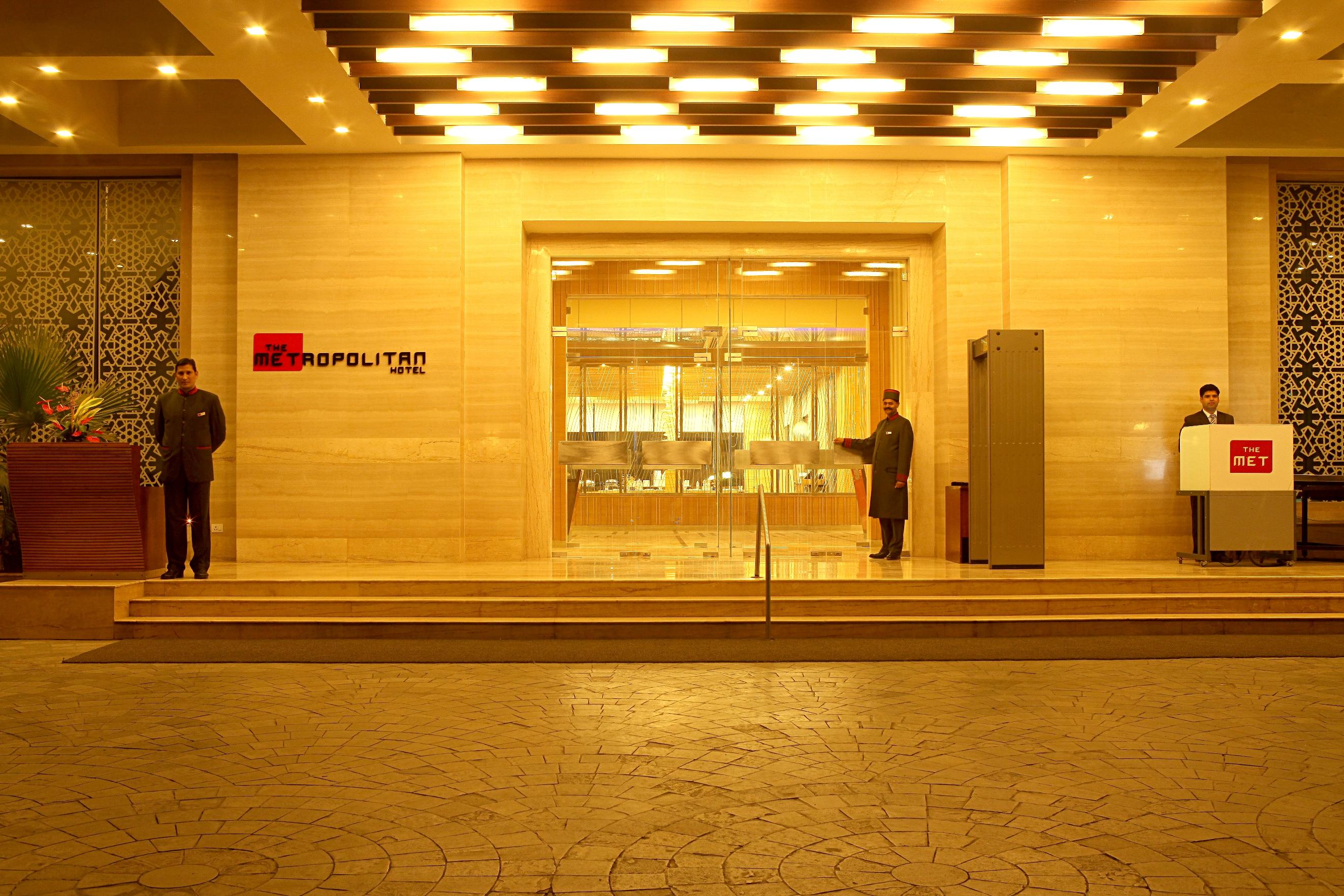 Vista Exterior The Metropolitan Hotel and Spa New Delhi