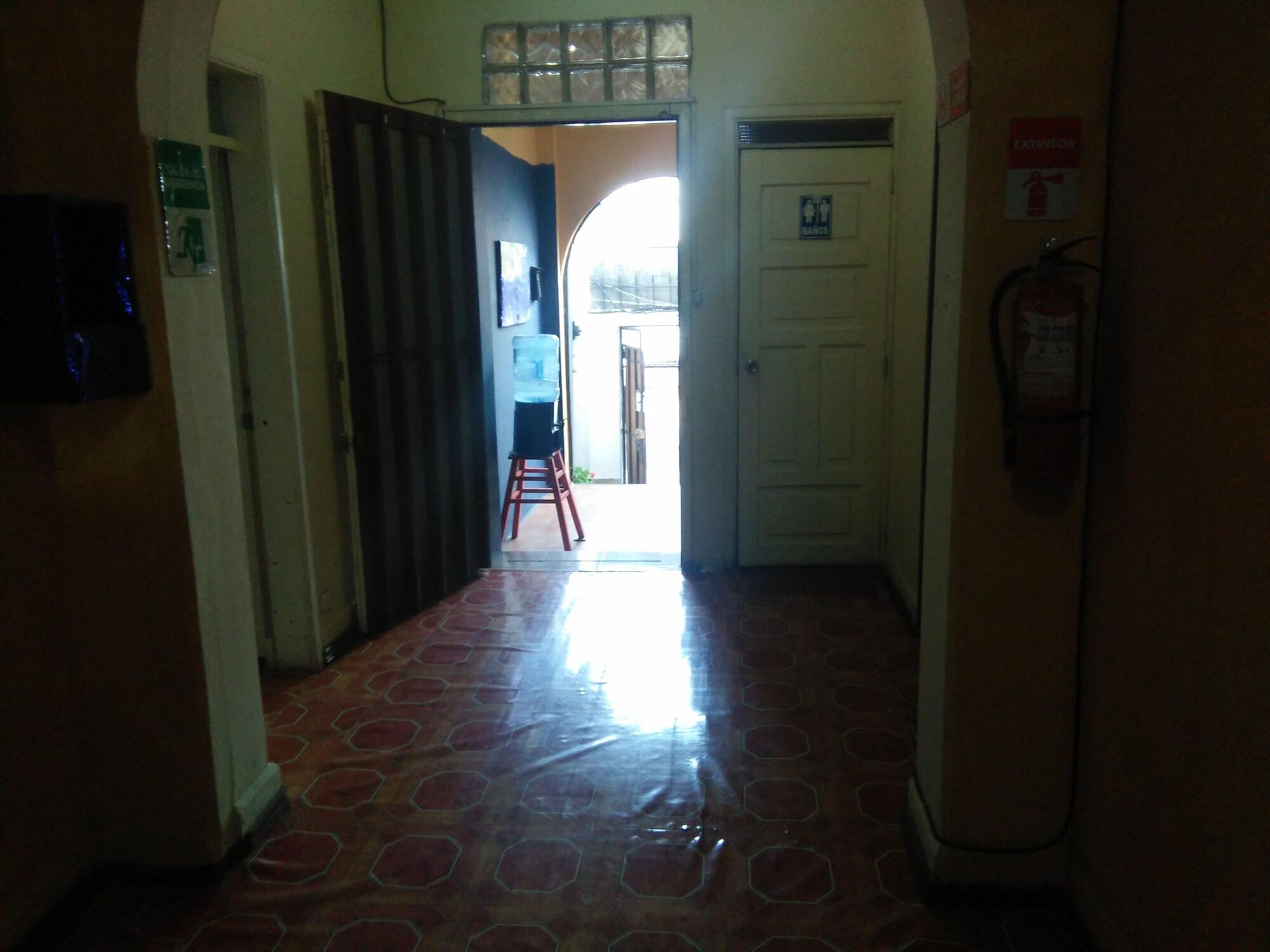 Varios Krishna Hostal - Hostel