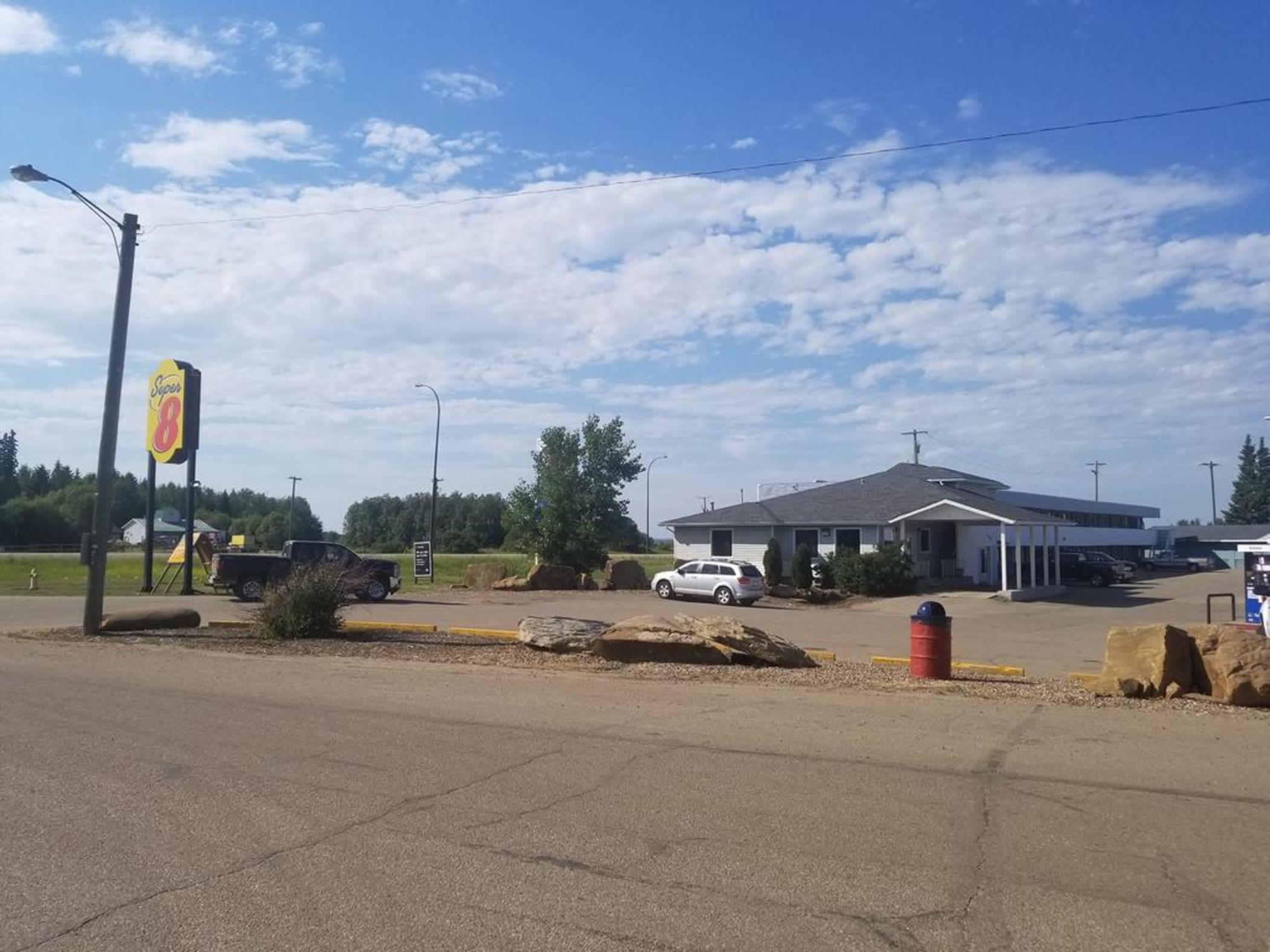 Vista Exterior Super 8 by Wyndham Smoky Lake
