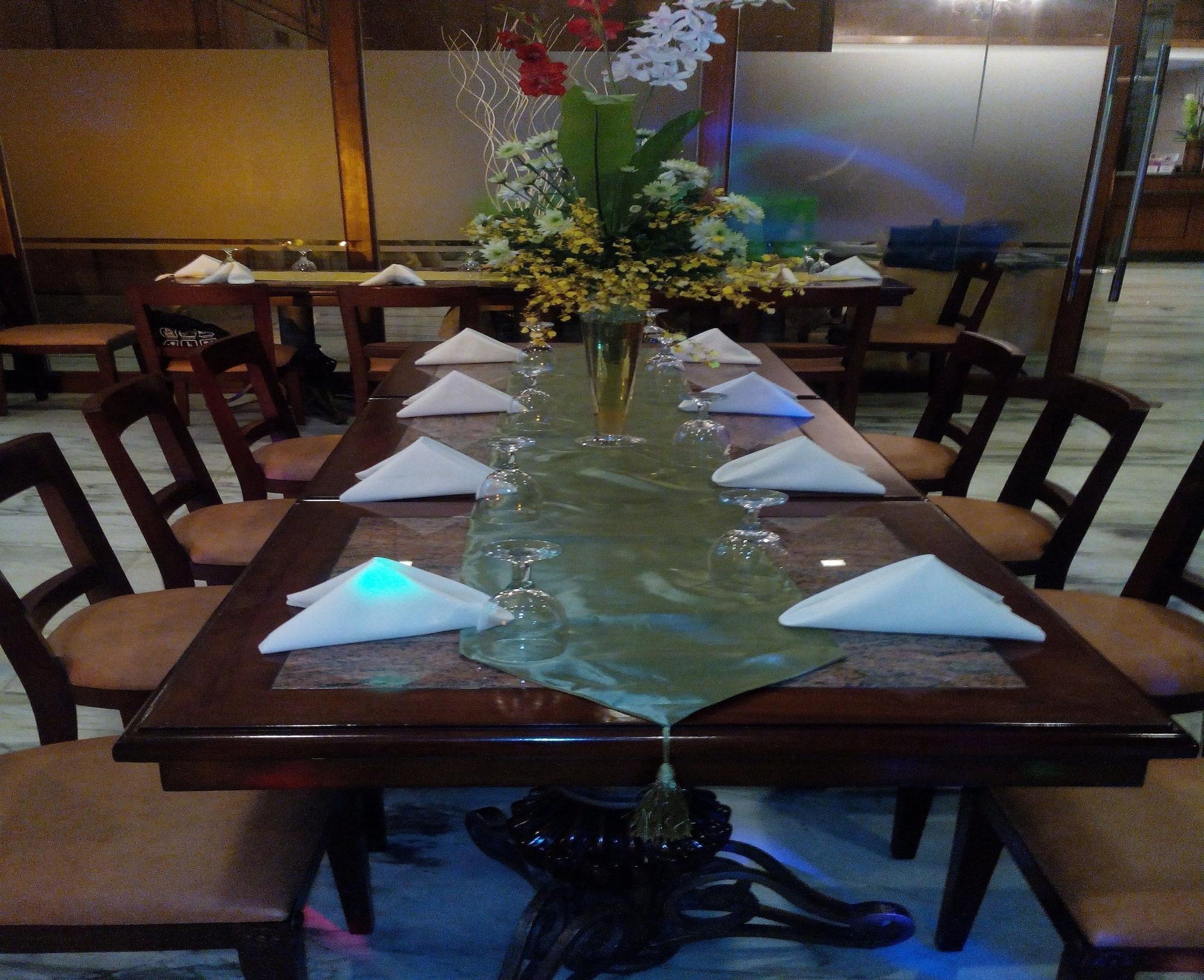 Restaurant MJ Hotel & Suites