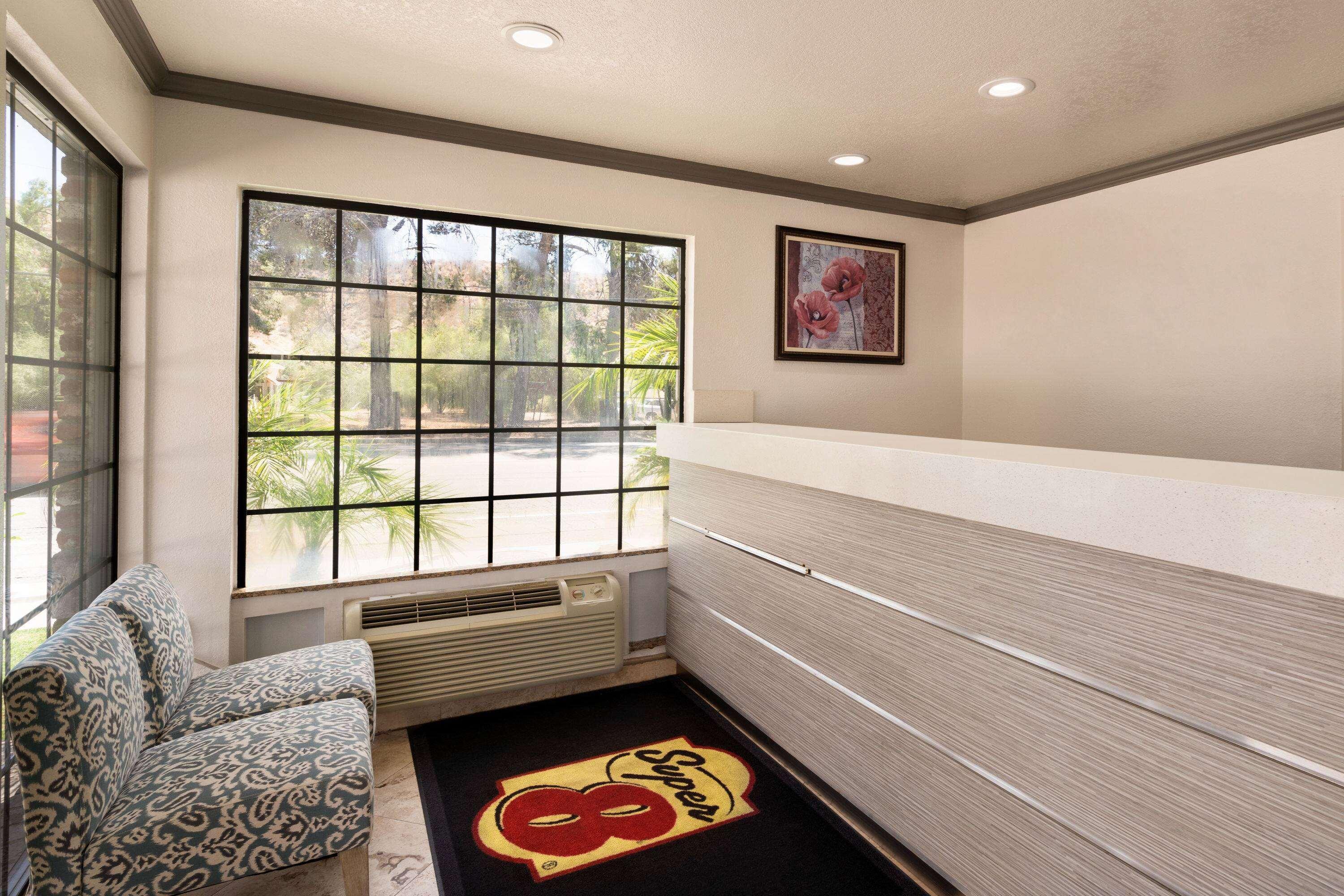 Vista Lobby Super 8 by Wyndham Santa Clarita/Valencia