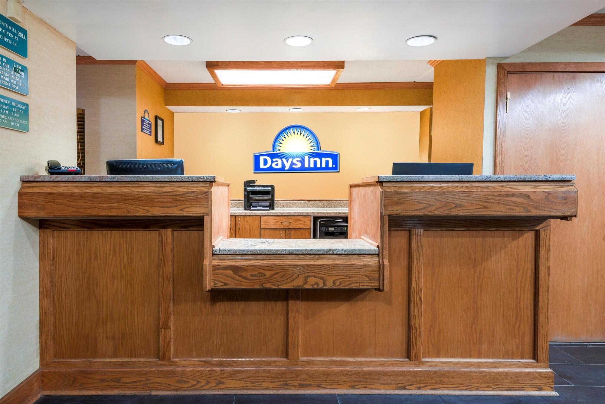 Vista Lobby Days Inn by Wyndham Pittsburgh-Harmarville