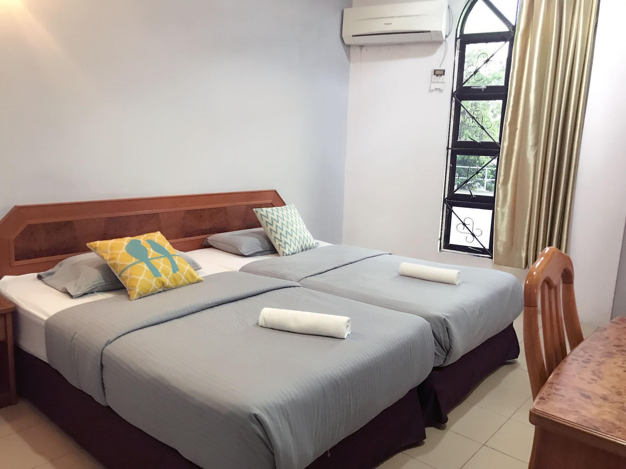 Varios Sherwinton Hotel