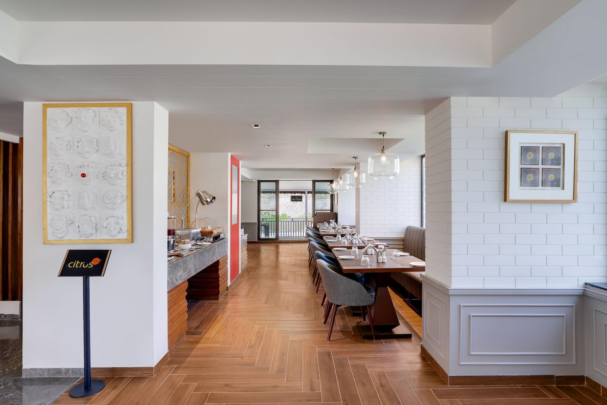 Restaurant Lemon Tree Hotel, Sonmarg by the Riverside