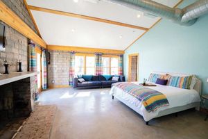 Alquiler Vacacional - Chic 2,200 Sq. Ft. Riverfront Casita • Sleeps 8 • Stunning Views + Rustic Charm