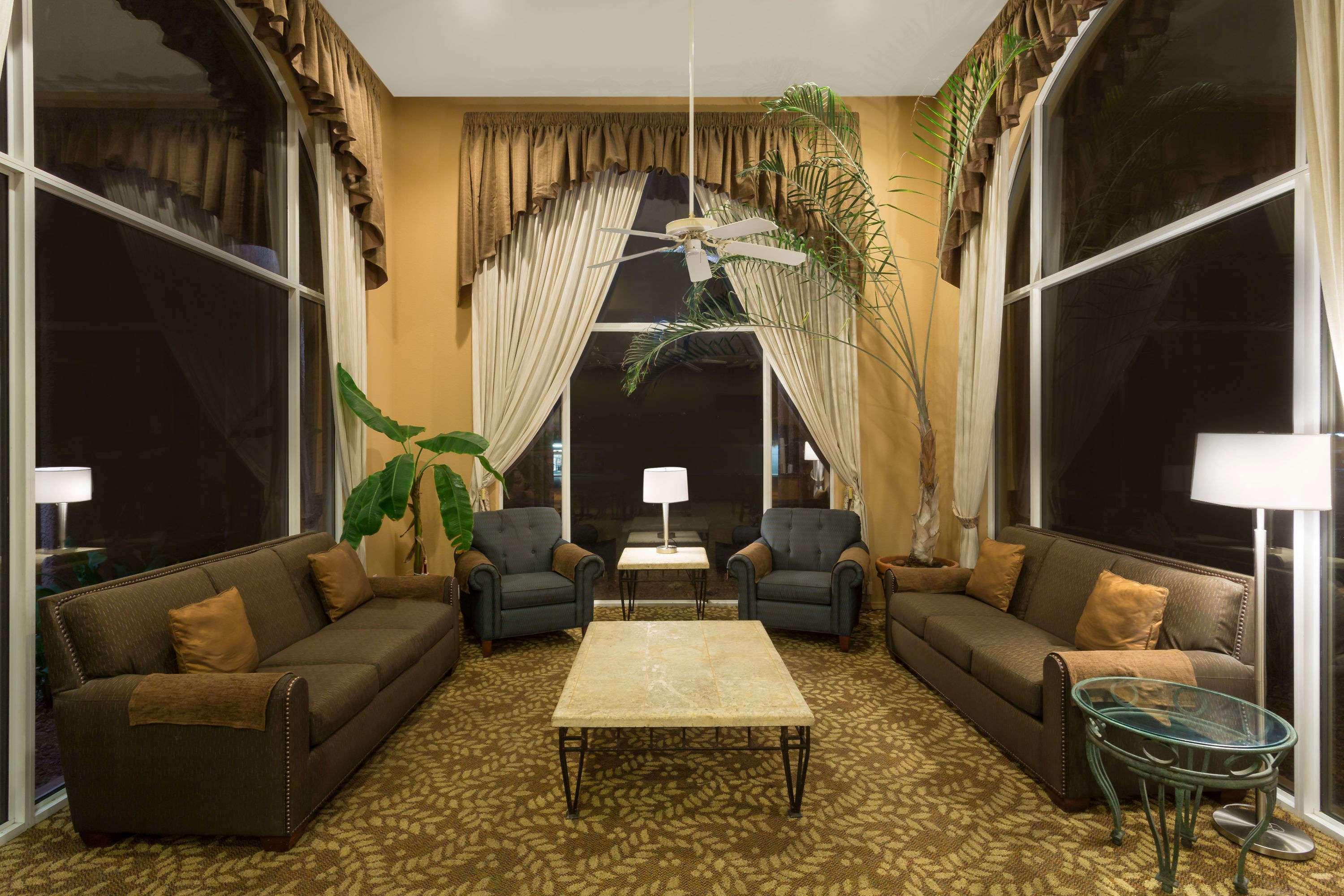 Vista Lobby Days Inn by Wyndham Bullhead City